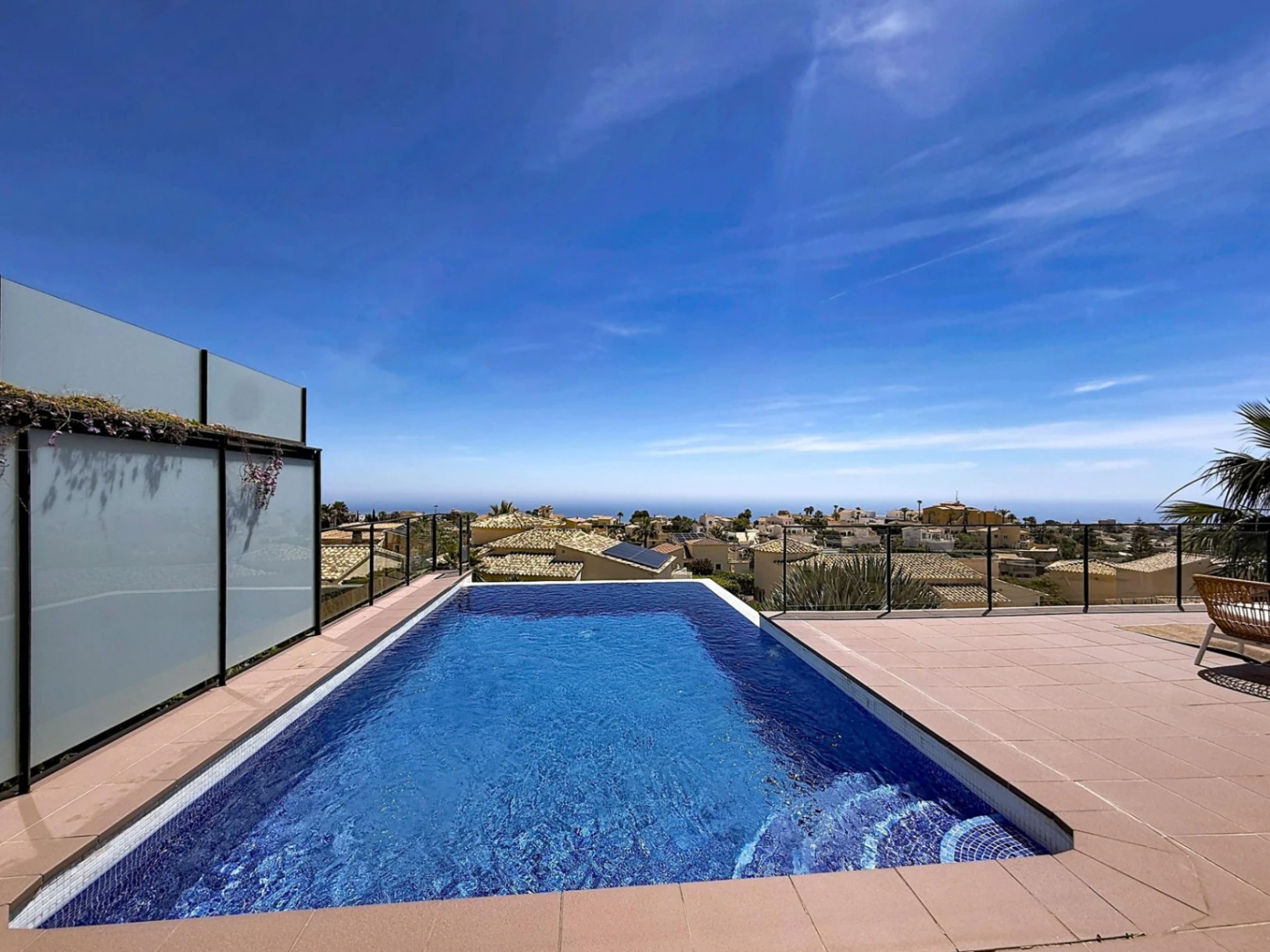 Villa contemporánea con vistas al mar y piscina desbordante privada en Residencial Magnolias, Cumbre del Sol