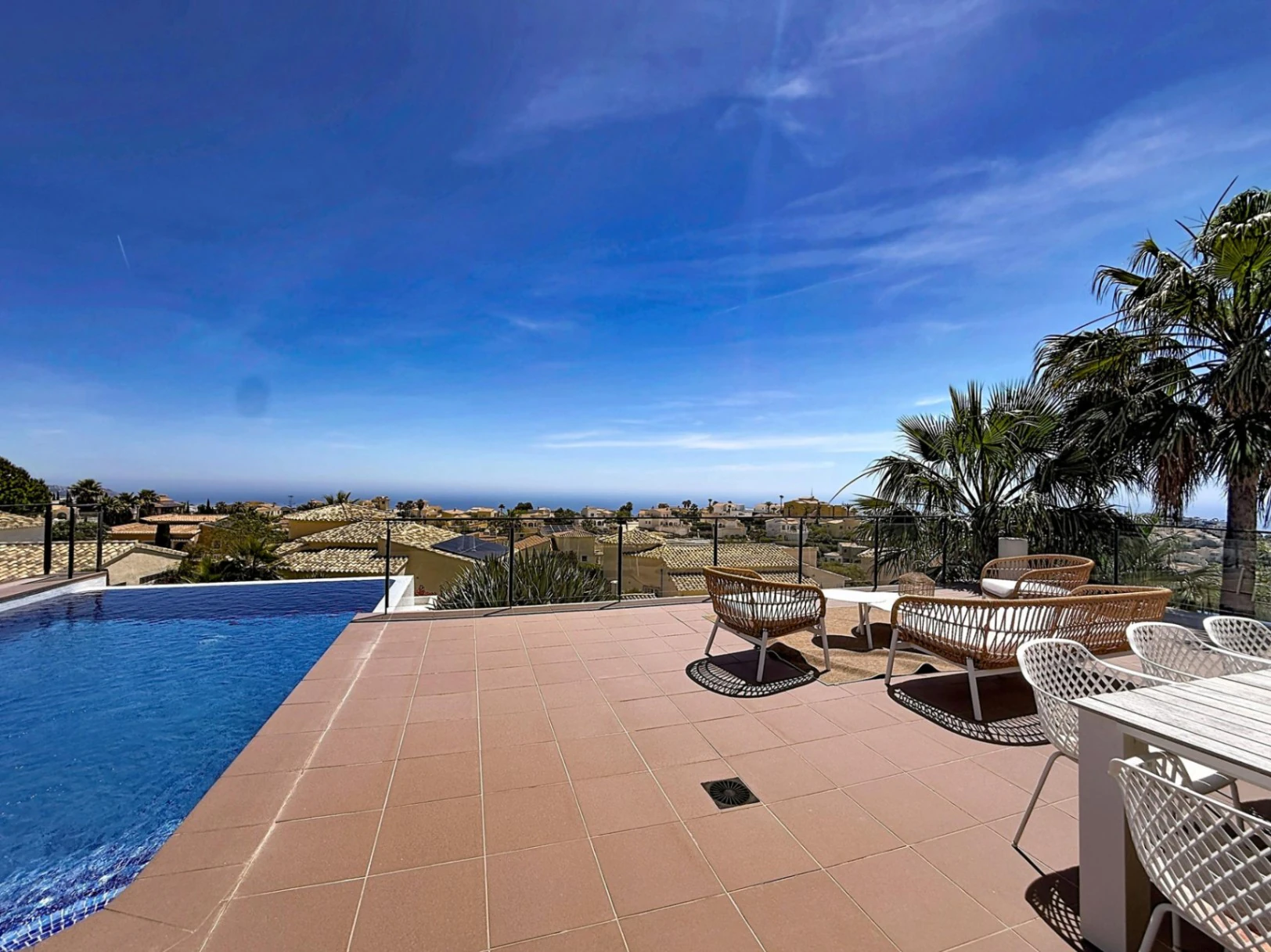Villa contemporánea con vistas al mar y piscina desbordante privada en Residencial Magnolias, Cumbre del Sol