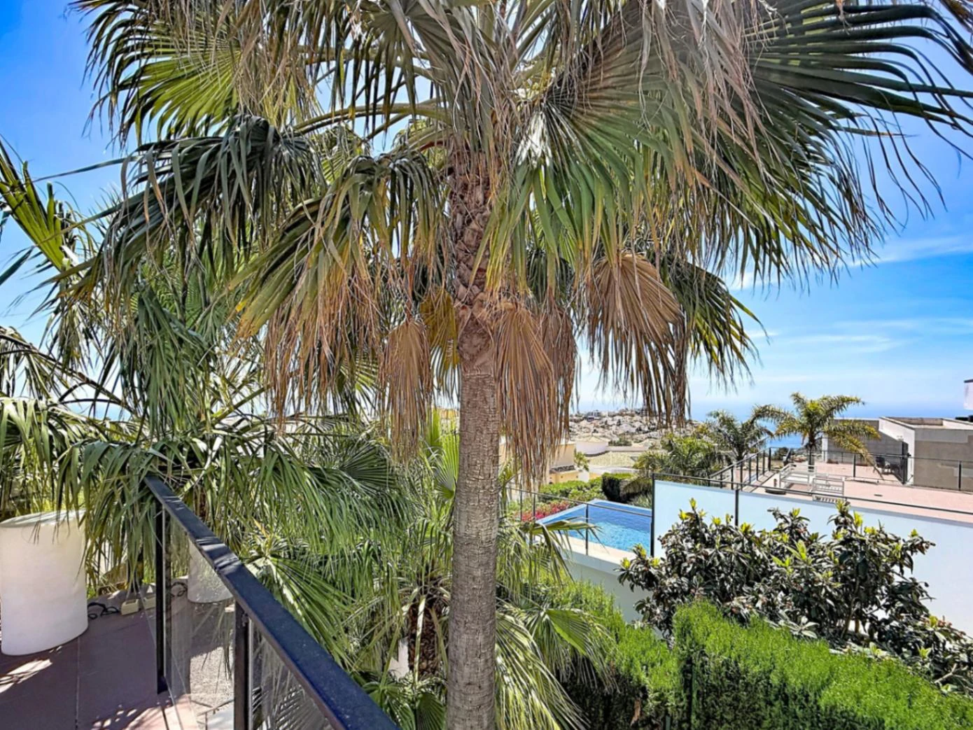 Villa contemporánea con vistas al mar y piscina desbordante privada en Residencial Magnolias, Cumbre del Sol