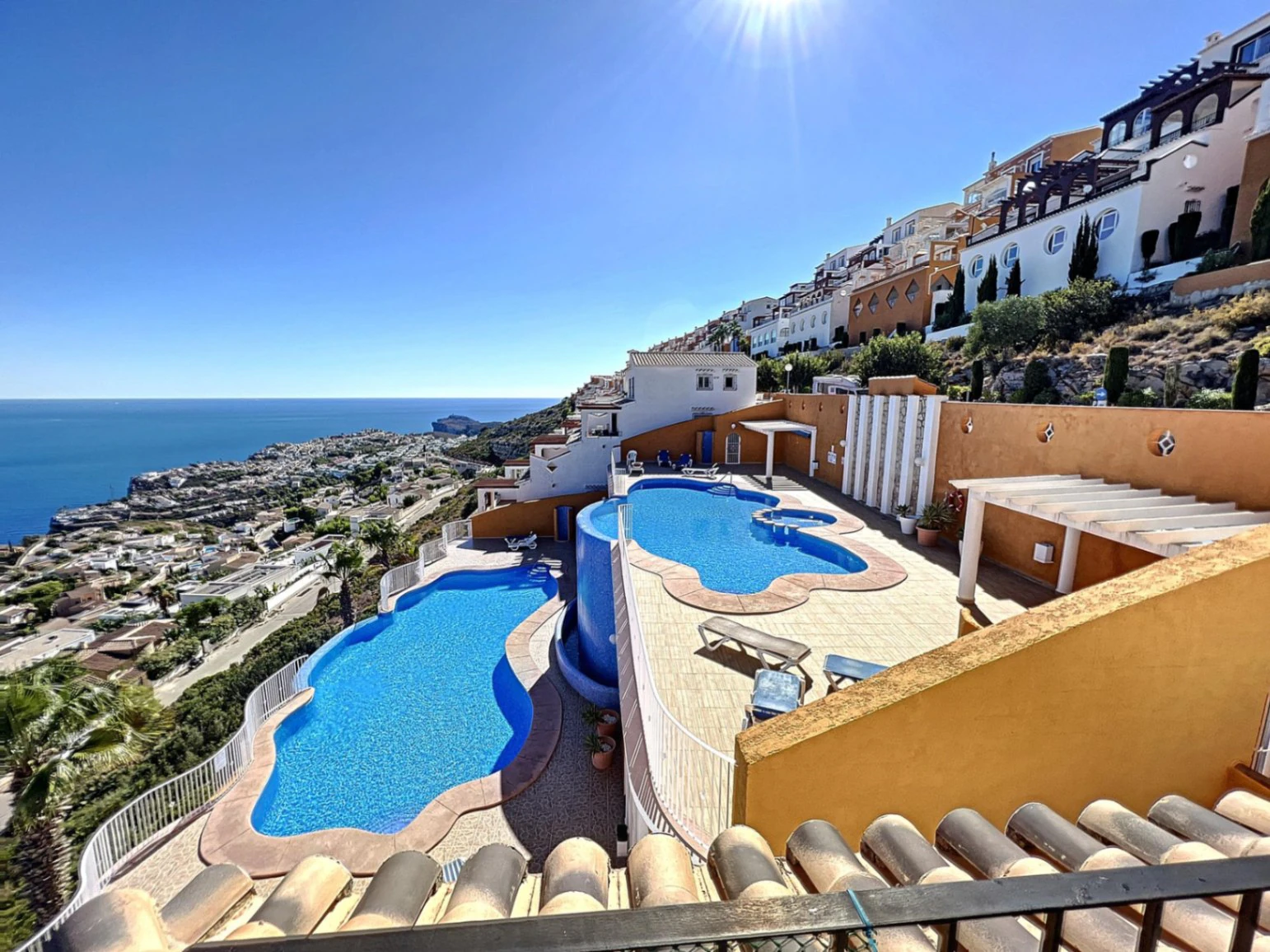 Apartamento dúplex en Pueblo Panorama, Cumbre del Sol, con vistas al mar y al Portet de Moraira