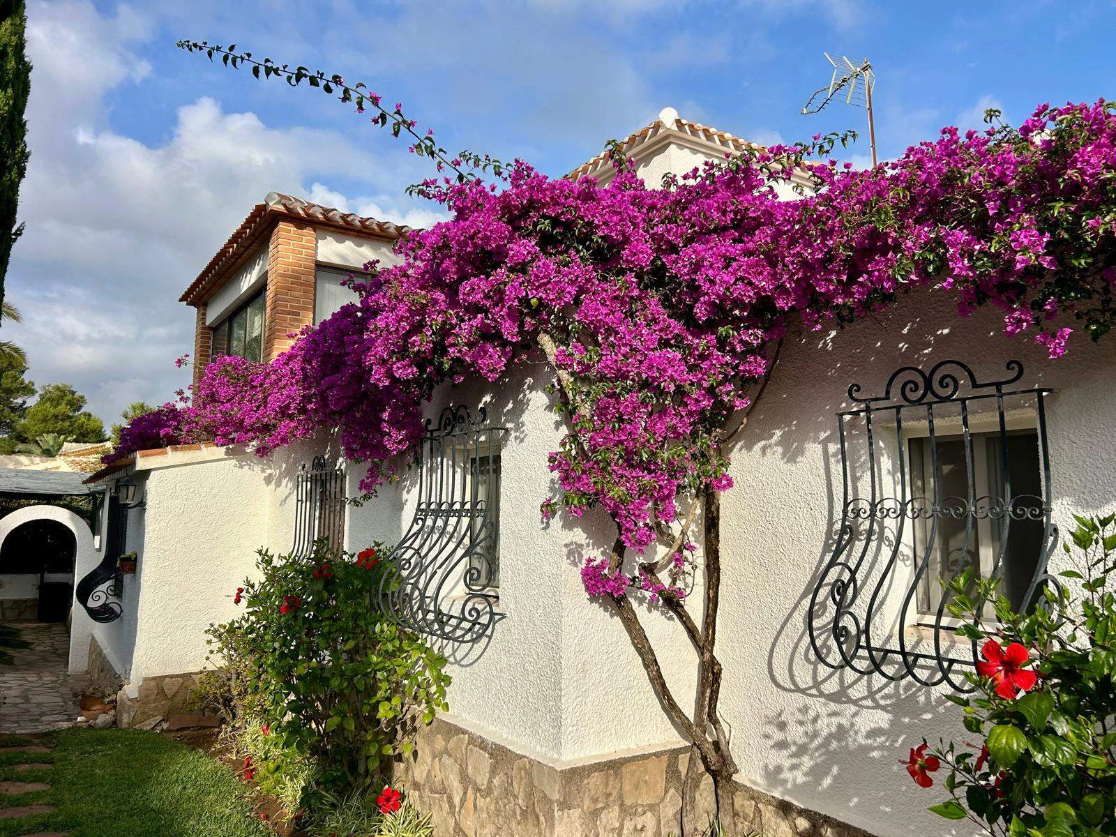 Villa mediterránea con encanto y vistas abiertas al Montgó – Jávea