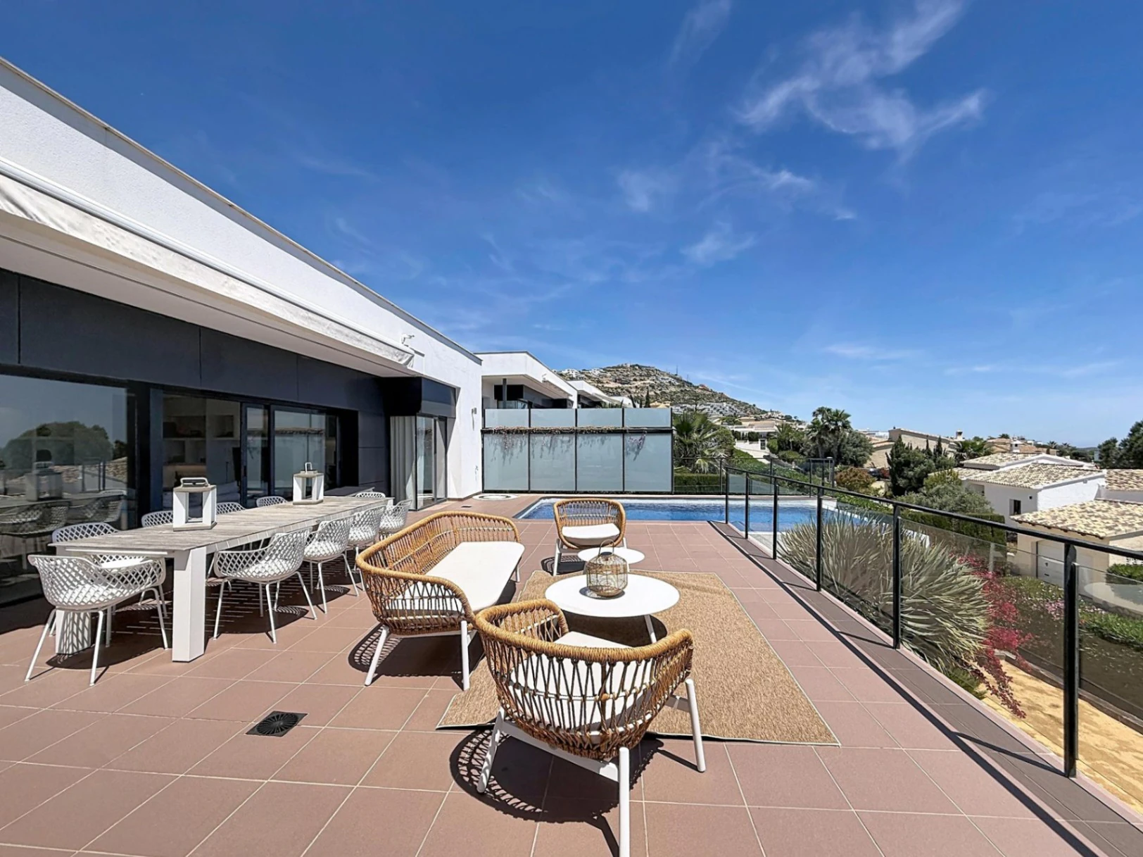 Villa contemporánea con vistas al mar y piscina desbordante privada en Residencial Magnolias, Cumbre del Sol