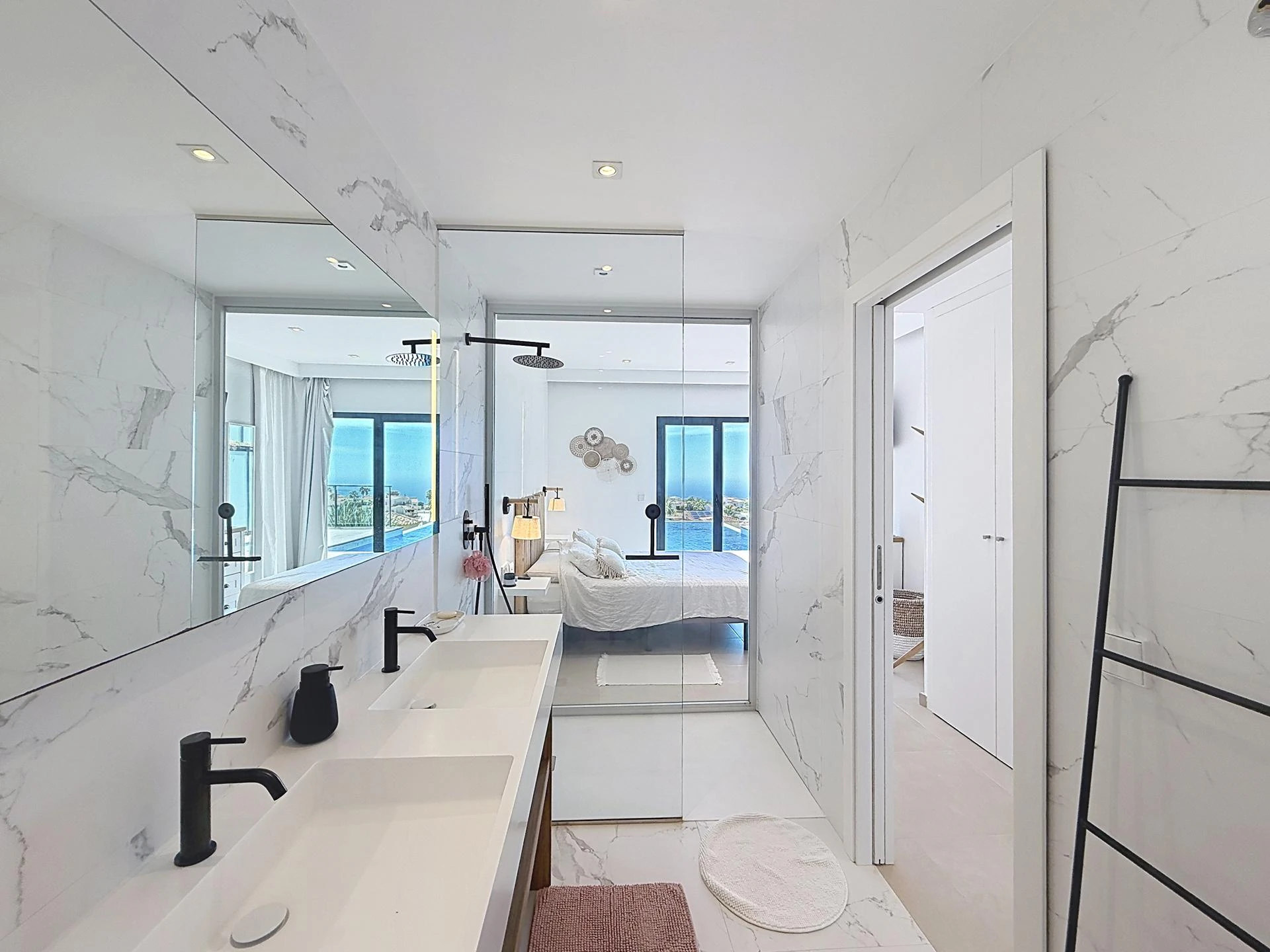 Villa contemporánea con vistas al mar y piscina desbordante privada en Residencial Magnolias, Cumbre del Sol