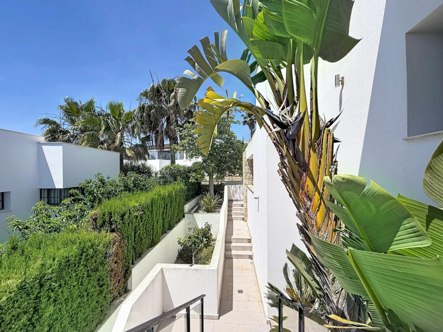 Villa contemporánea con vistas al mar y piscina desbordante privada en Residencial Magnolias, Cumbre del Sol