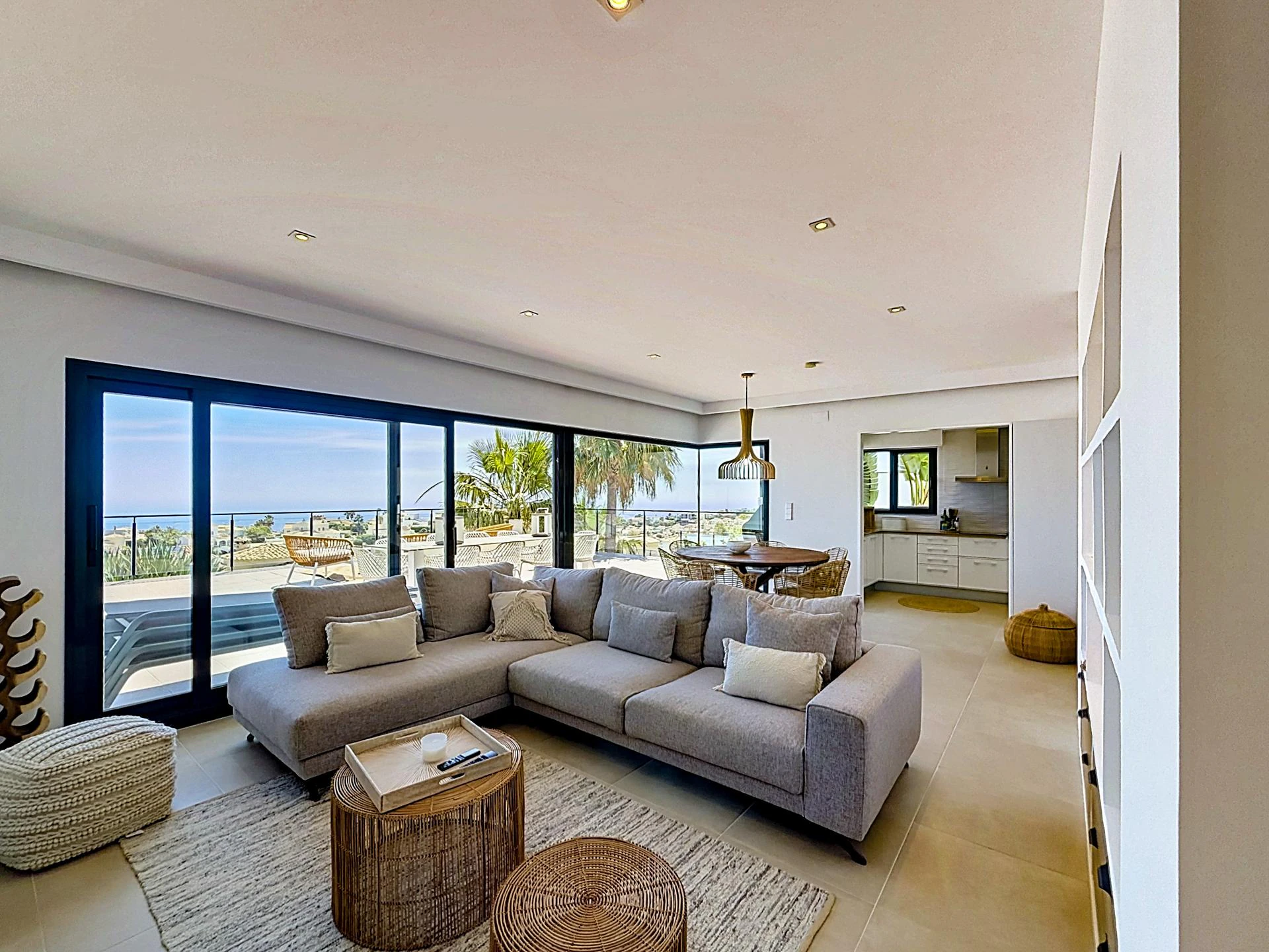 Villa contemporánea con vistas al mar y piscina desbordante privada en Residencial Magnolias, Cumbre del Sol