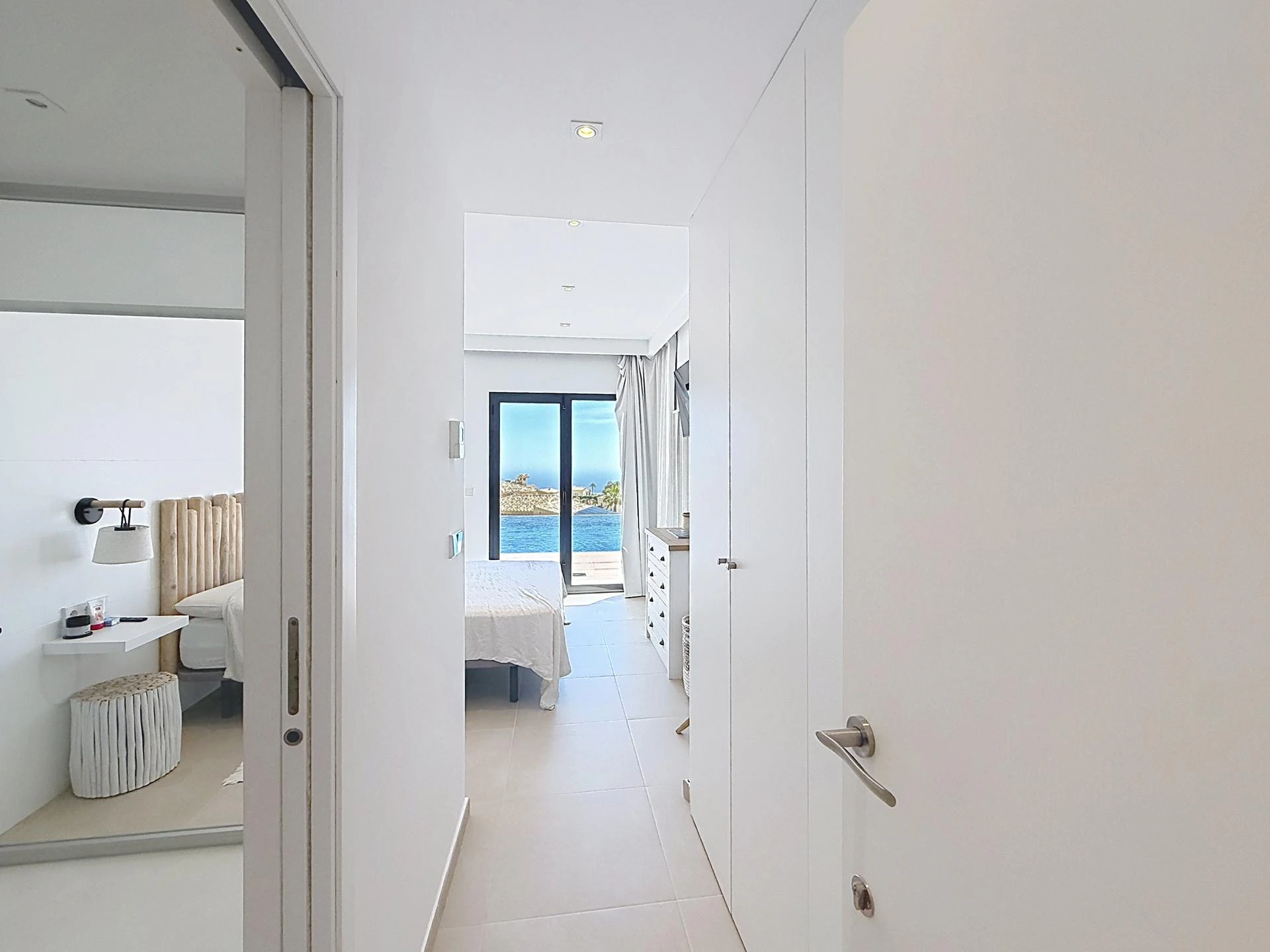 Villa contemporánea con vistas al mar y piscina desbordante privada en Residencial Magnolias, Cumbre del Sol