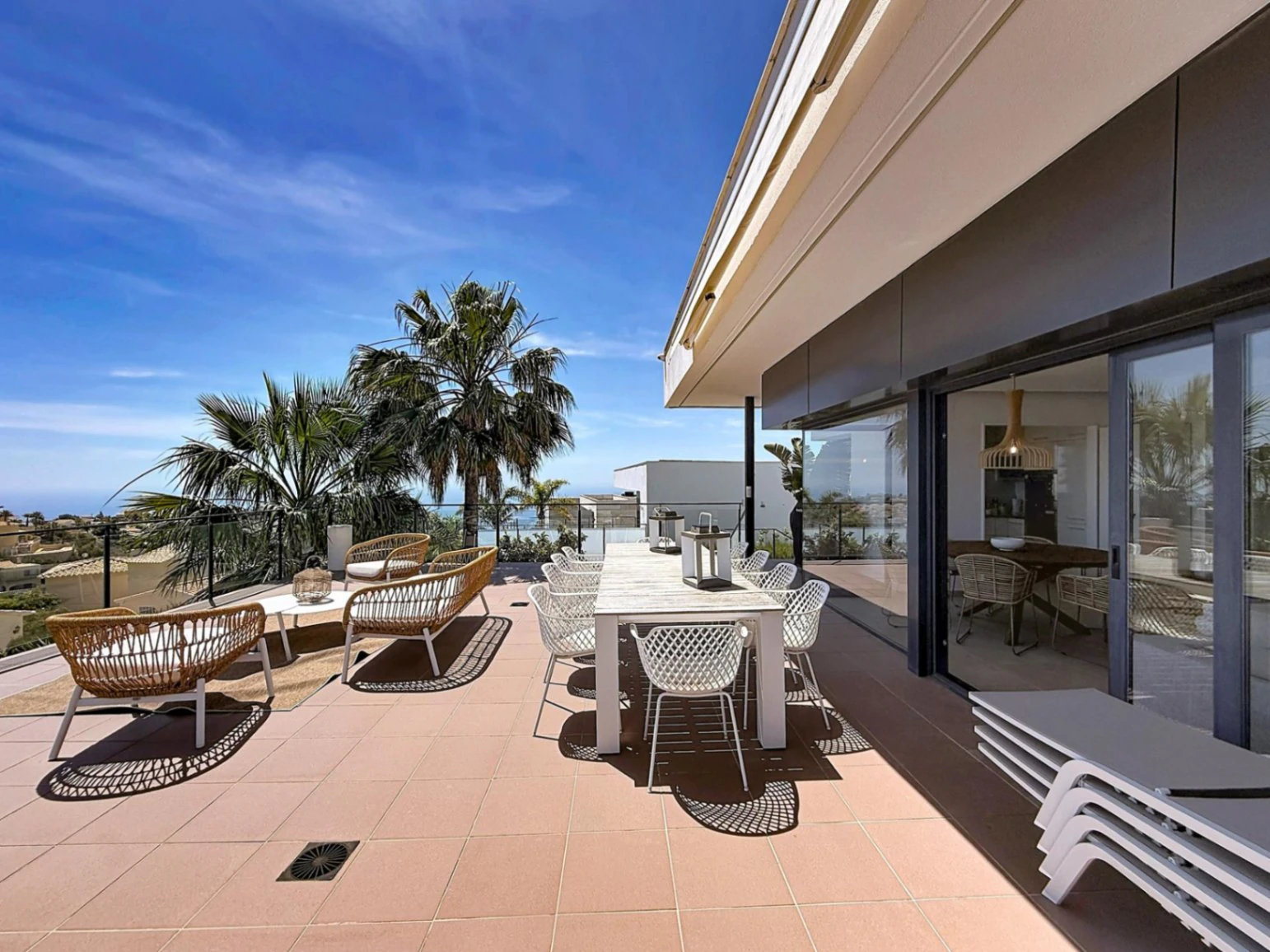 Villa contemporánea con vistas al mar y piscina desbordante privada en Residencial Magnolias, Cumbre del Sol