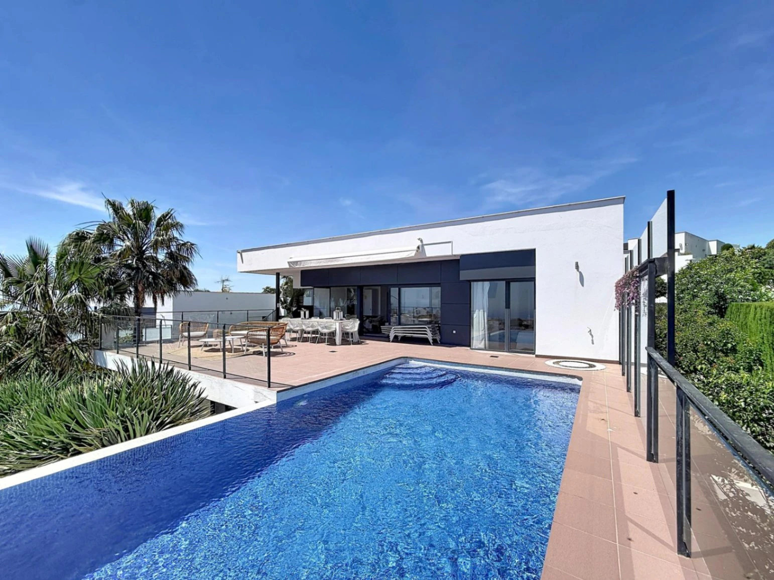 Villa contemporánea con vistas al mar y piscina desbordante privada en Residencial Magnolias, Cumbre del Sol