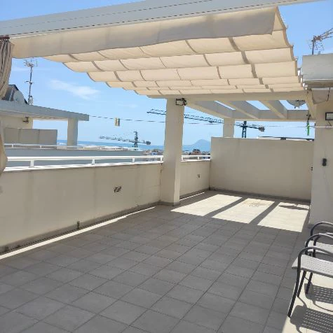 Ático dúplex con vistas panorámicas al mar – Exclusividad a 100 metros de la playa