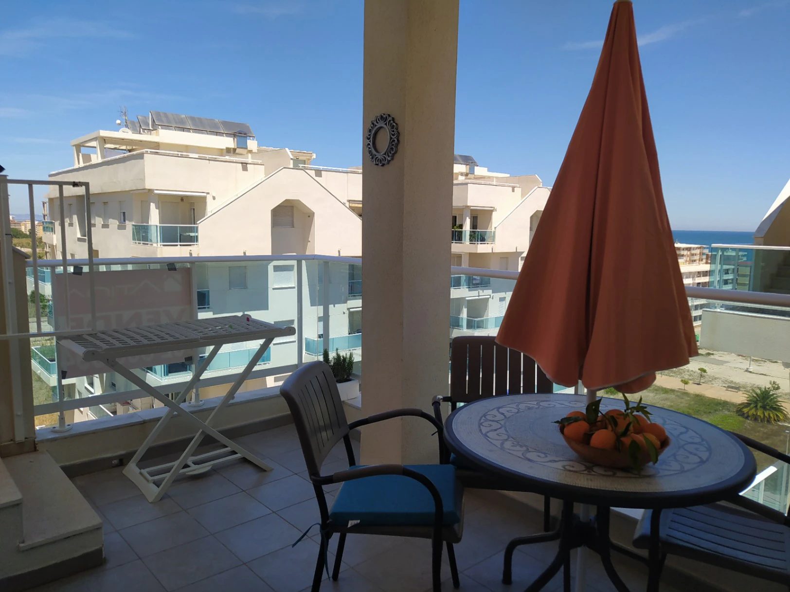 Ático dúplex con vistas panorámicas al mar – Exclusividad a 100 metros de la playa