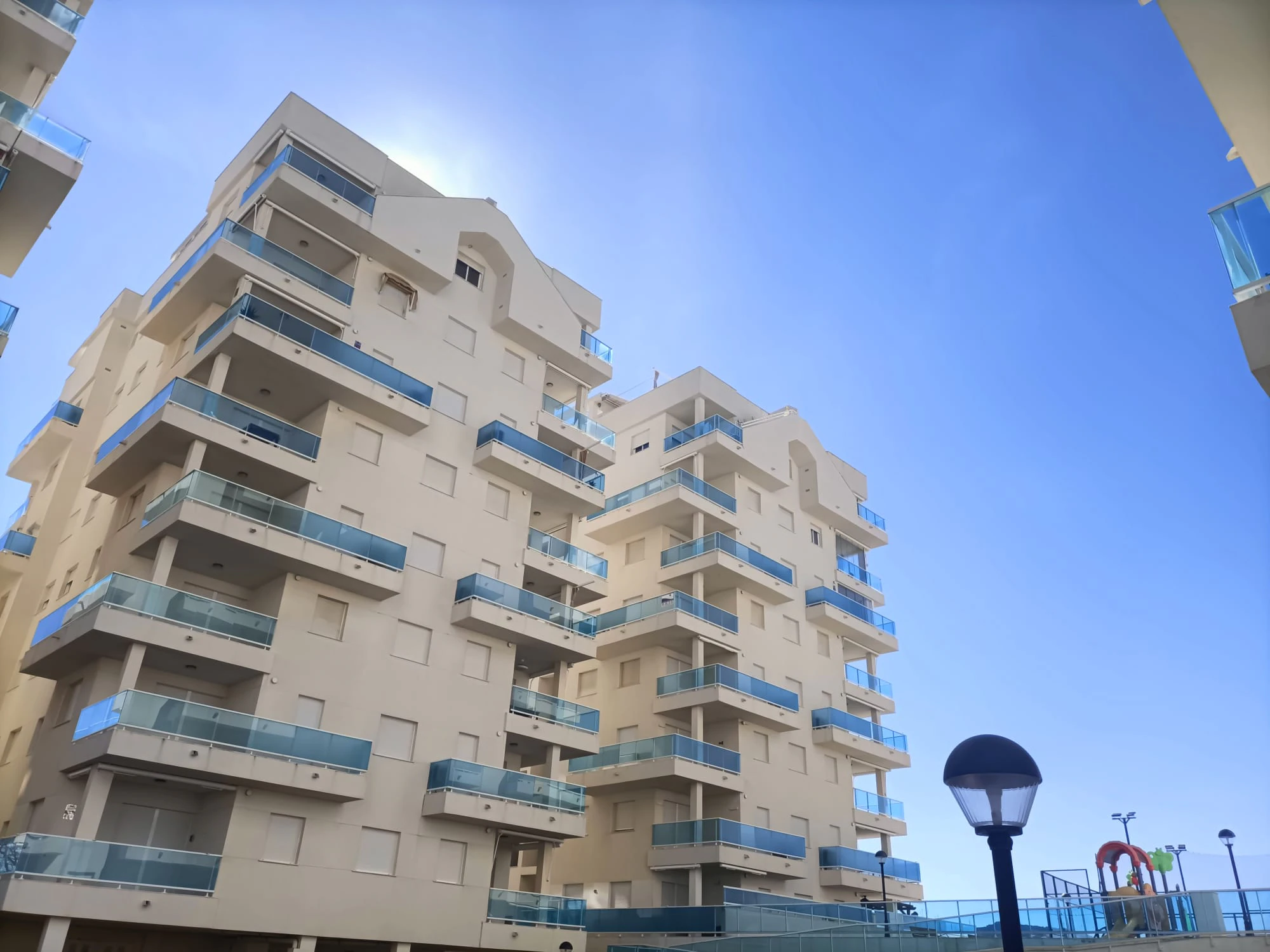 Ático dúplex con vistas panorámicas al mar – Exclusividad a 100 metros de la playa