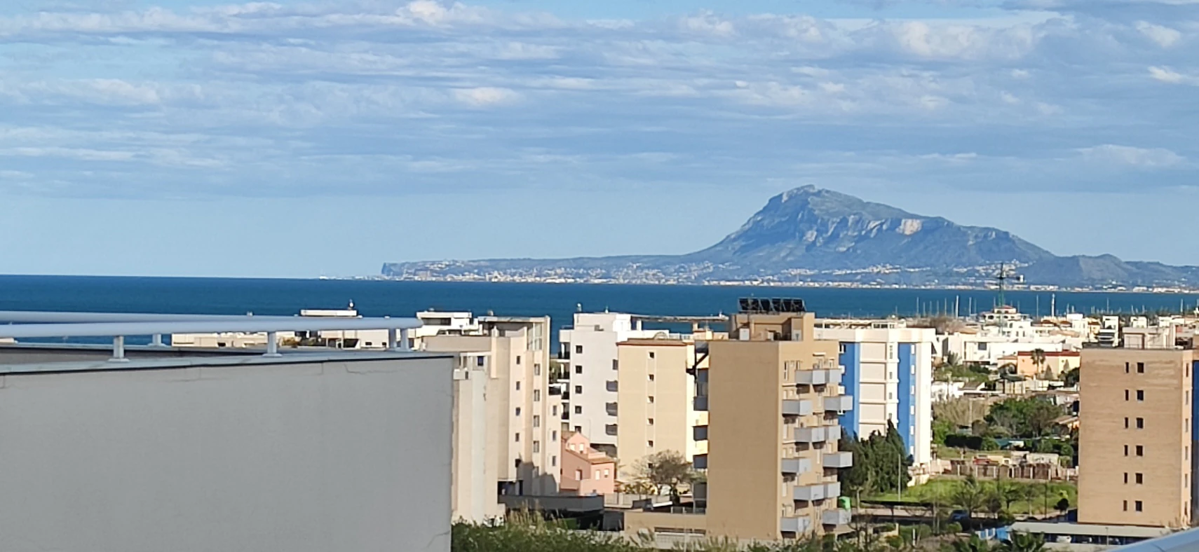 Ático dúplex con vistas panorámicas al mar – Exclusividad a 100 metros de la playa