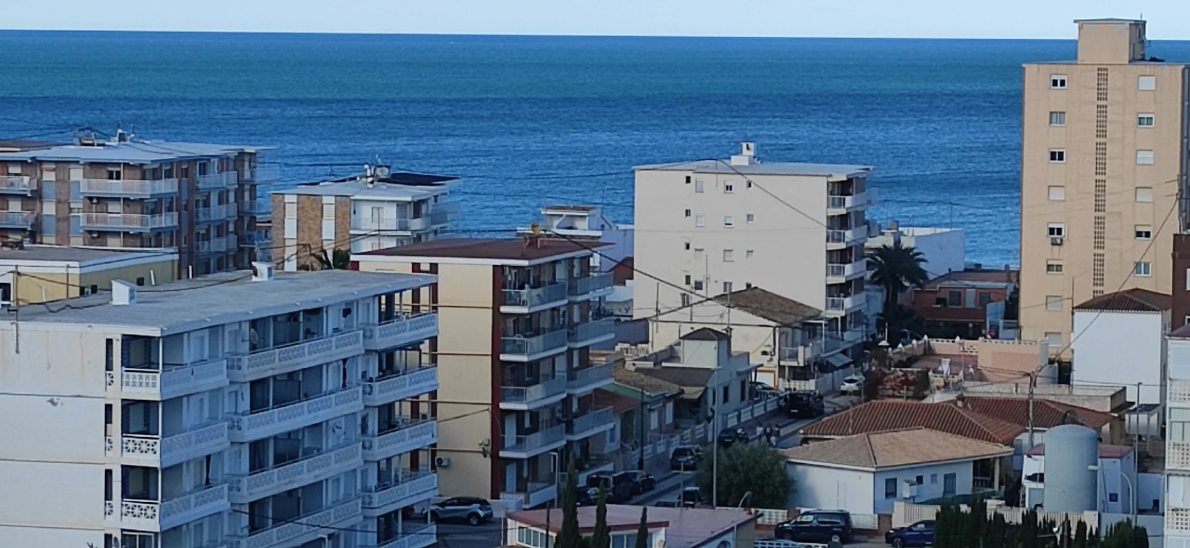 Ático dúplex con vistas panorámicas al mar – Exclusividad a 100 metros de la playa