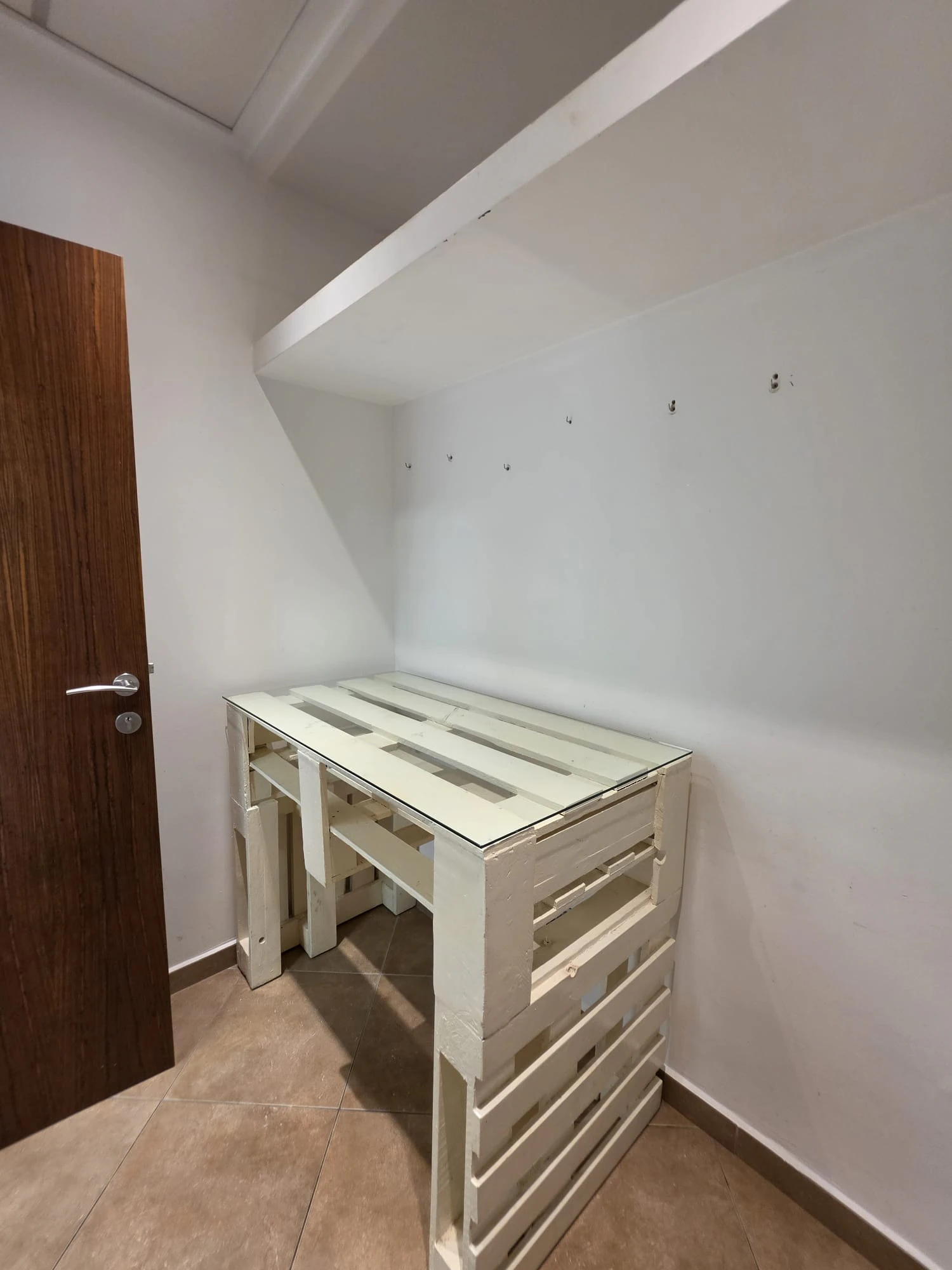 Local commercial avec option d'habitation à Benissa Pueblo : lumière, espace et vues sur le Peñón de Ifach et la mer.