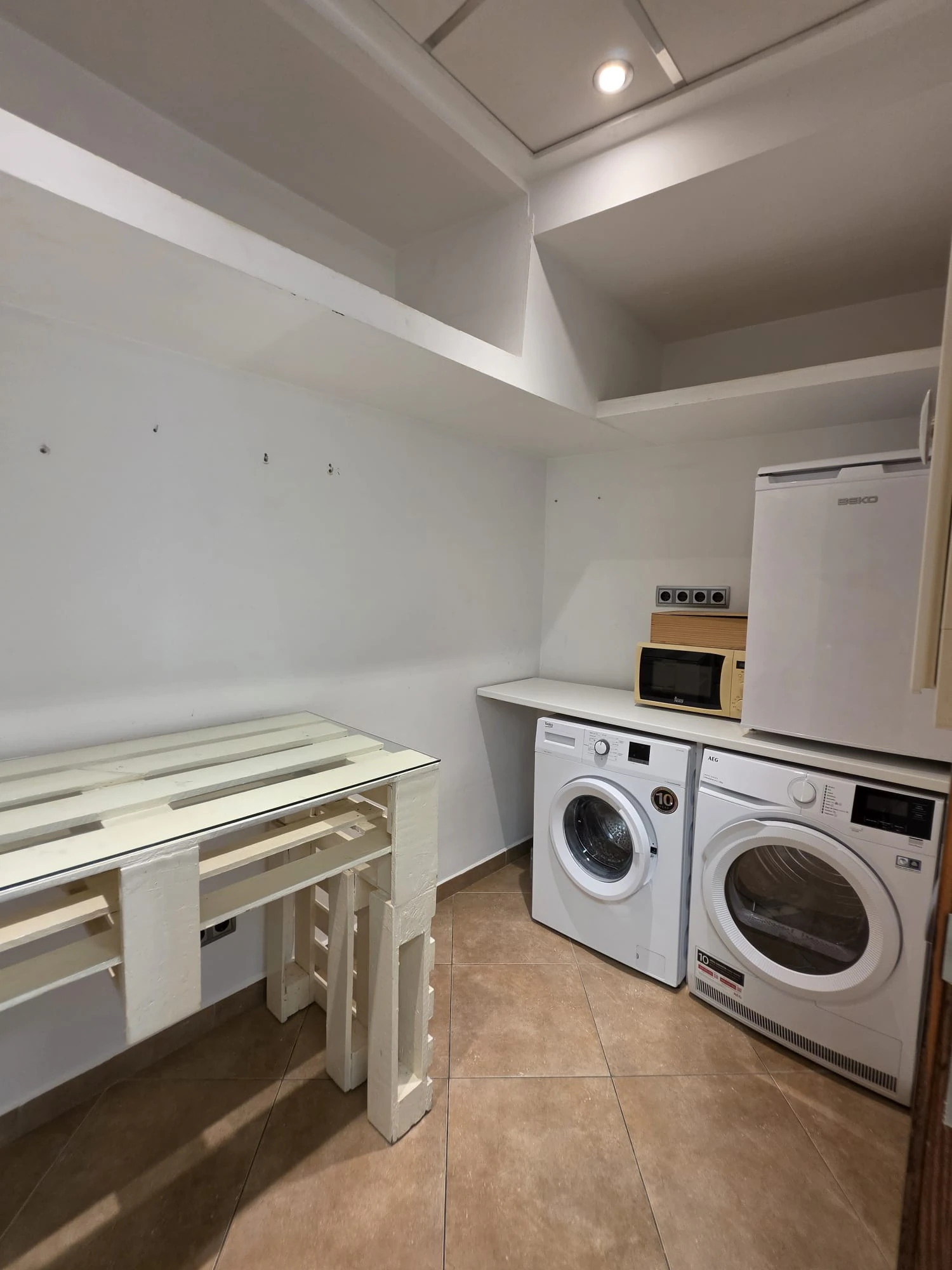 Local commercial avec option d'habitation à Benissa Pueblo : lumière, espace et vues sur le Peñón de Ifach et la mer.