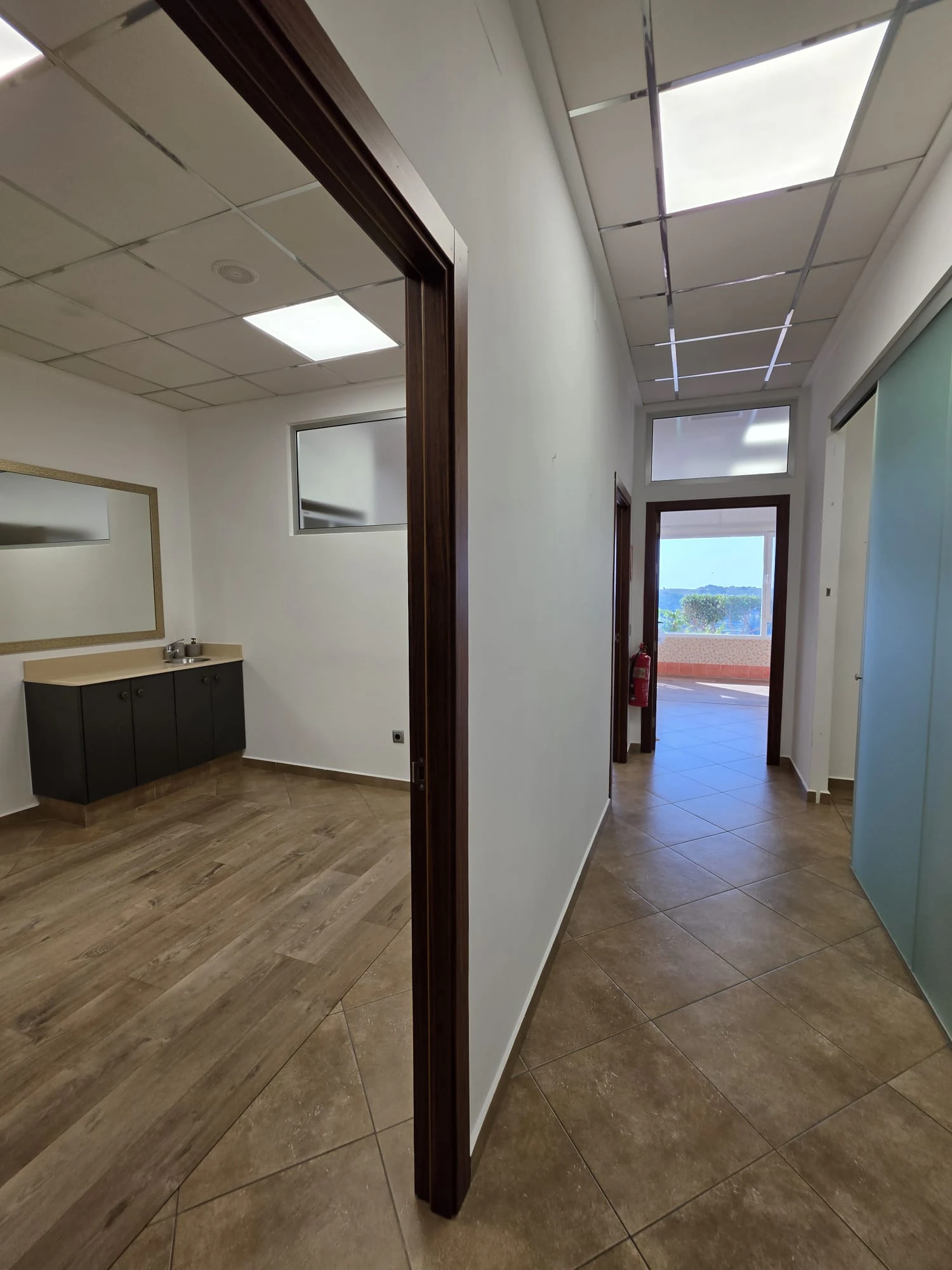 Local commercial avec option d'habitation à Benissa Pueblo : lumière, espace et vues sur le Peñón de Ifach et la mer.