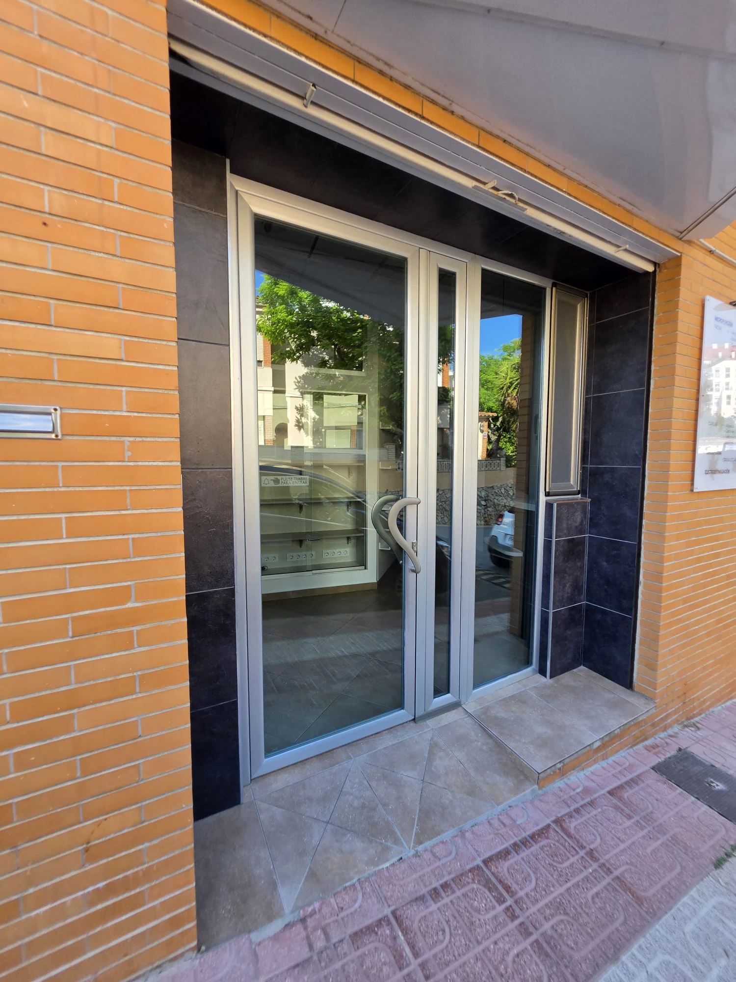 Local commercial avec option d'habitation à Benissa Pueblo : lumière, espace et vues sur le Peñón de Ifach et la mer.
