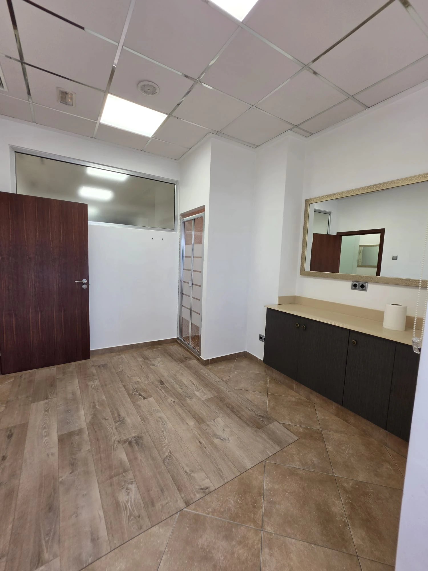 Local commercial avec option d'habitation à Benissa Pueblo : lumière, espace et vues sur le Peñón de Ifach et la mer.