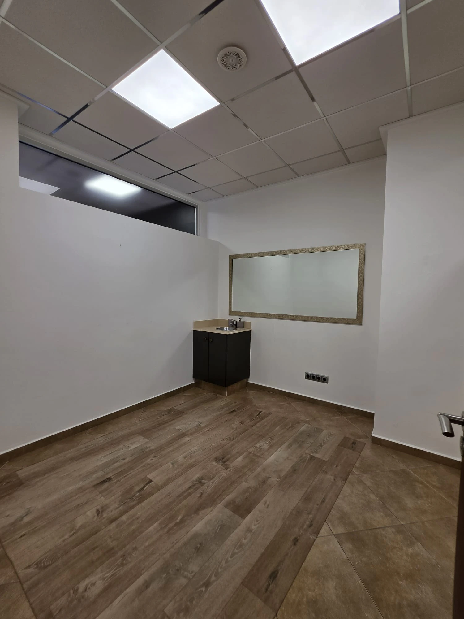 Local commercial avec option d'habitation à Benissa Pueblo : lumière, espace et vues sur le Peñón de Ifach et la mer.