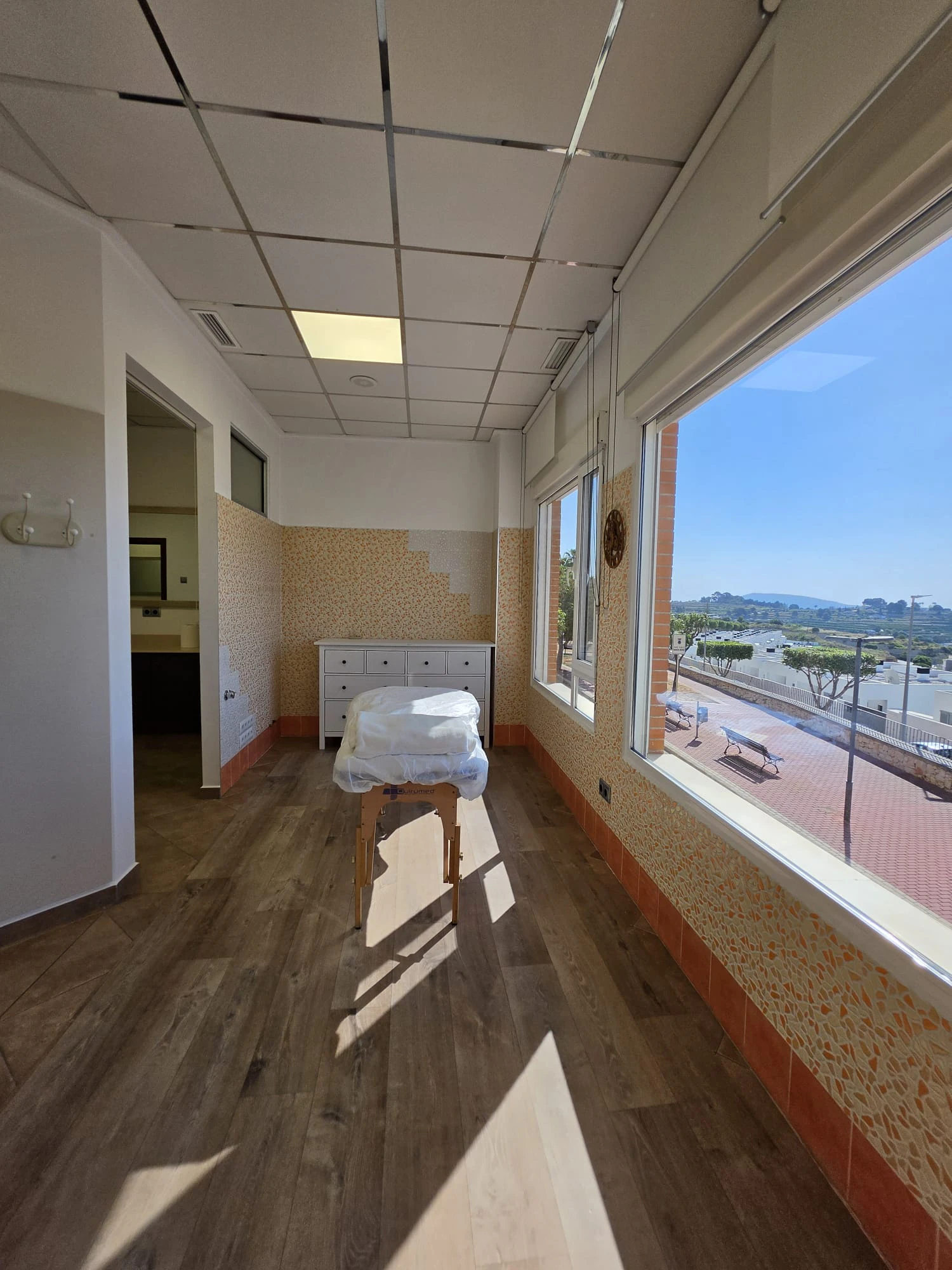 Local commercial avec option d'habitation à Benissa Pueblo : lumière, espace et vues sur le Peñón de Ifach et la mer.