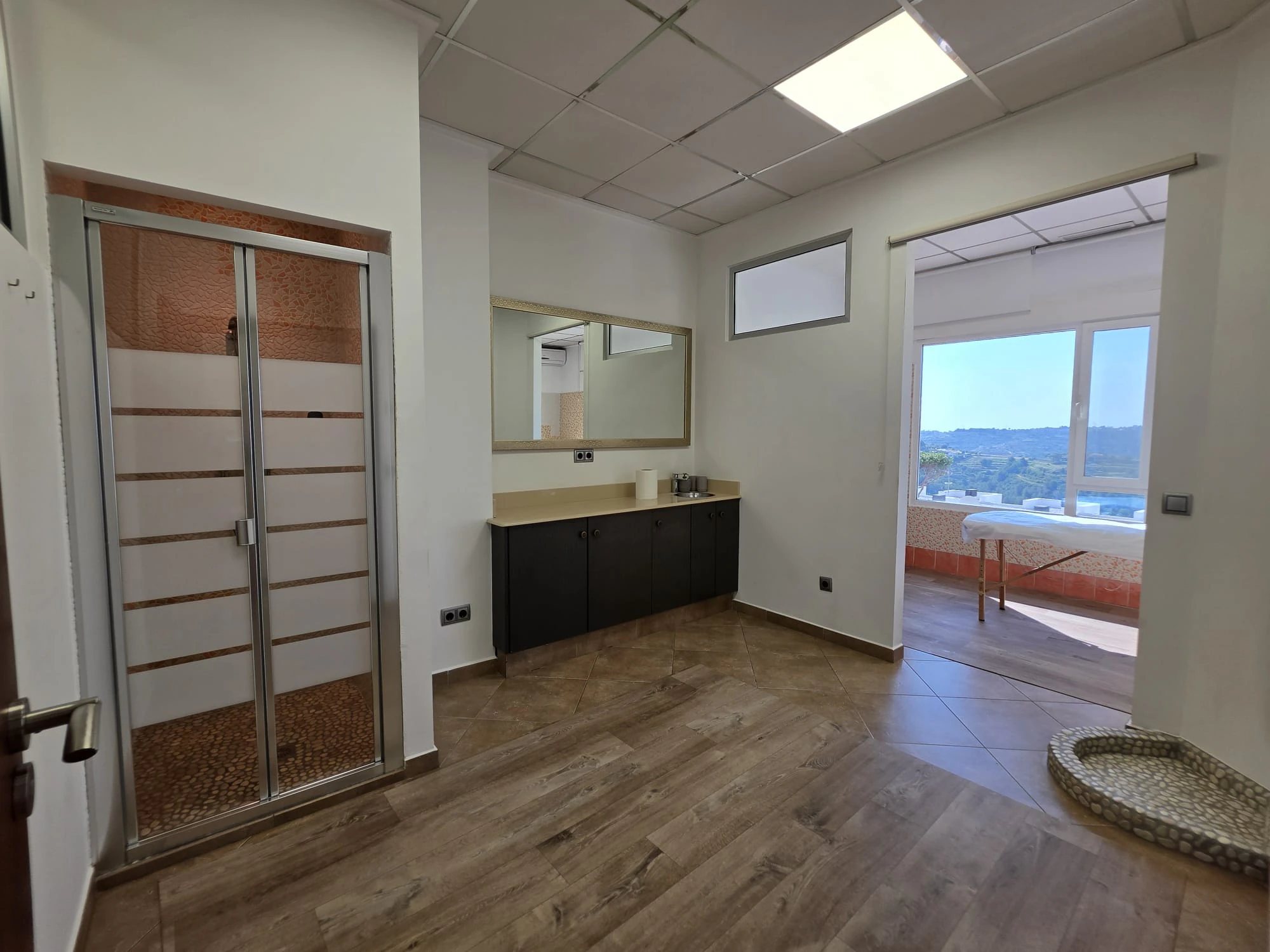 Local commercial avec option d'habitation à Benissa Pueblo : lumière, espace et vues sur le Peñón de Ifach et la mer.