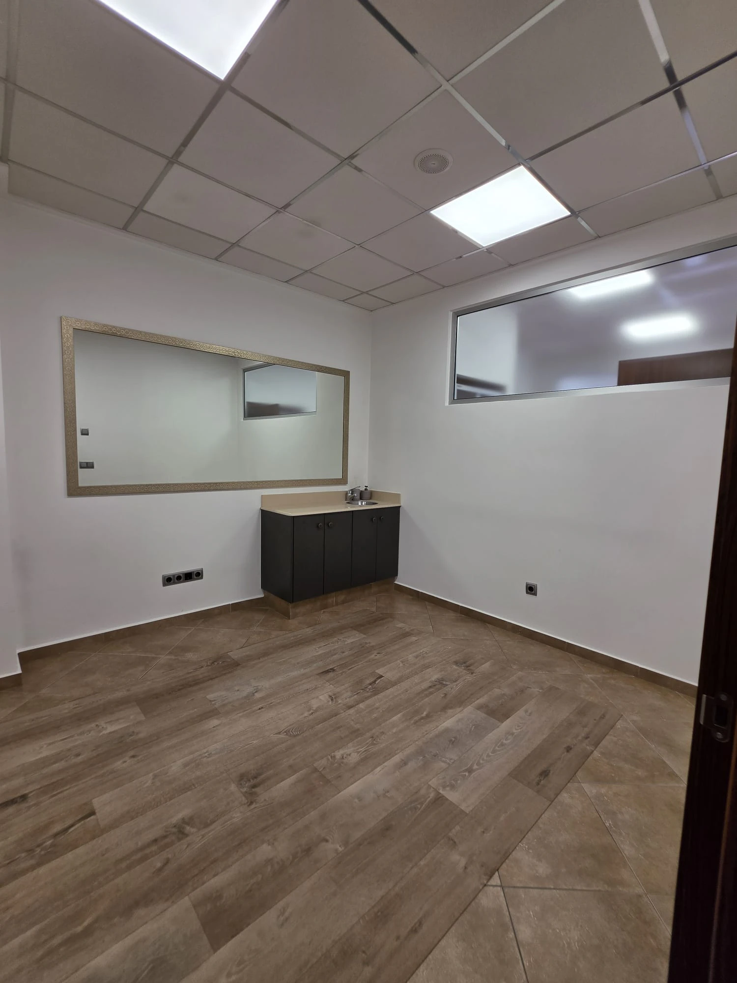 Local commercial avec option d'habitation à Benissa Pueblo : lumière, espace et vues sur le Peñón de Ifach et la mer.