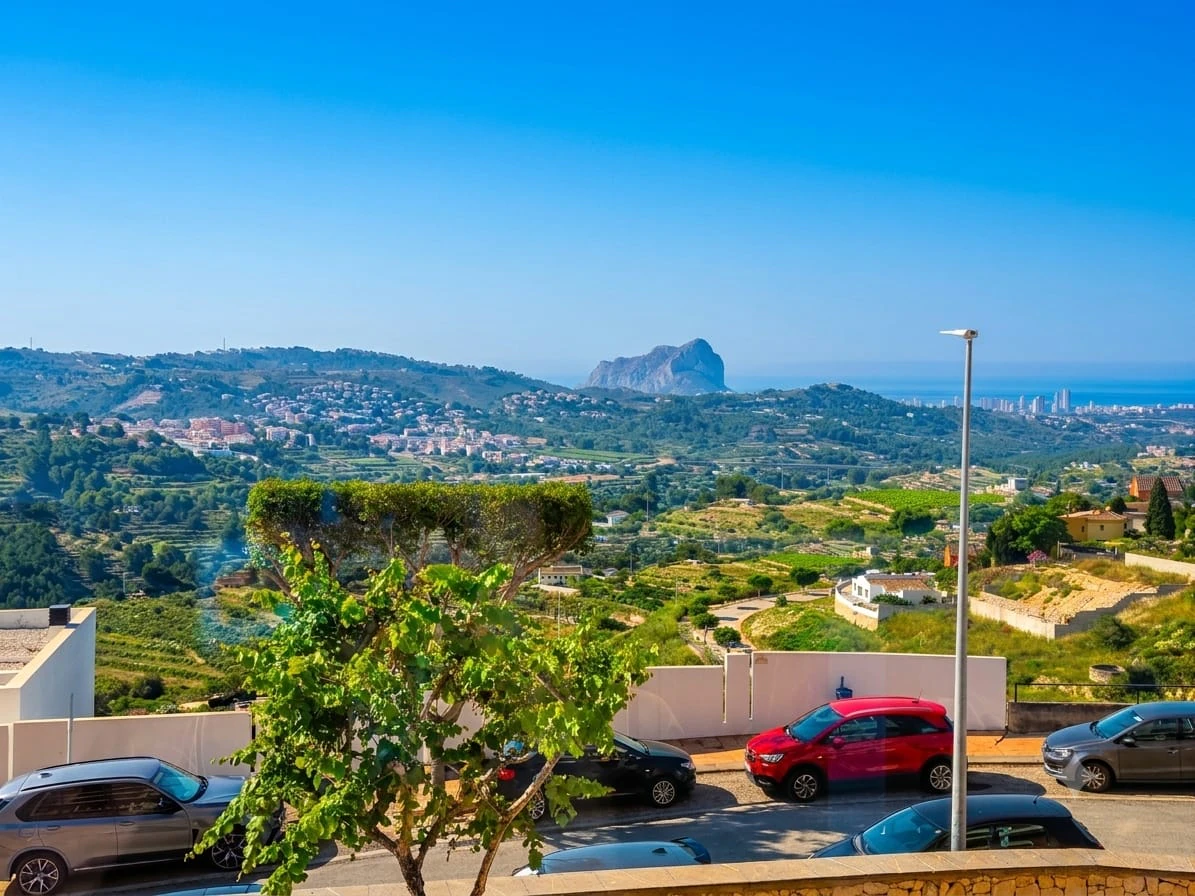 Local commercial avec option d'habitation à Benissa Pueblo : lumière, espace et vues sur le Peñón de Ifach et la mer.