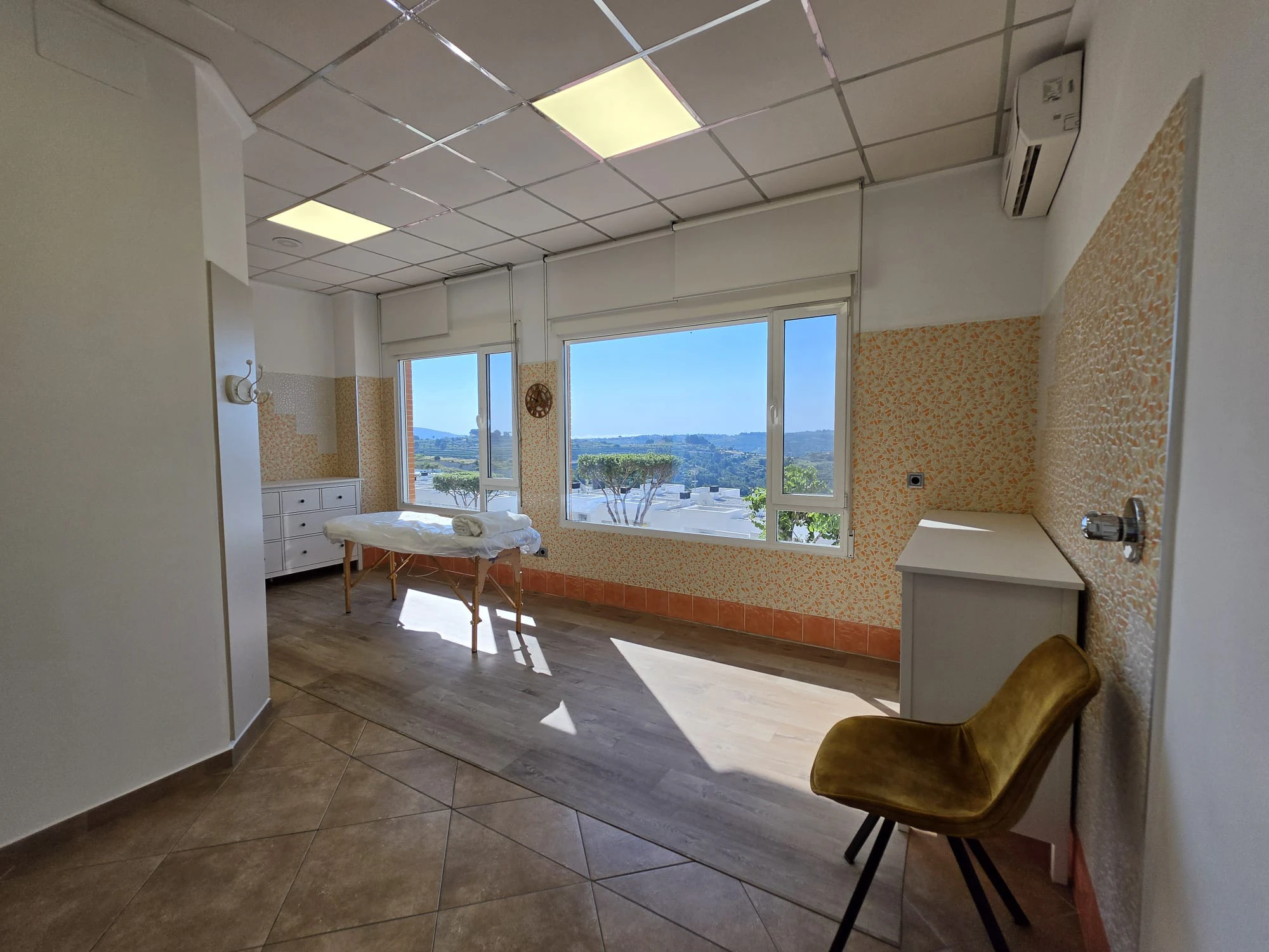 Local commercial avec option d'habitation à Benissa Pueblo : lumière, espace et vues sur le Peñón de Ifach et la mer.
