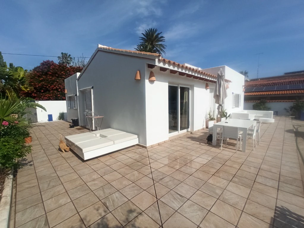 VP11 - Chalet renovado en primera linea de la playa en Denia