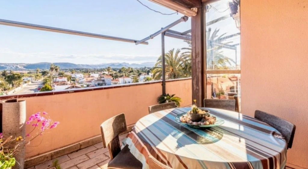 L-SC846270 - Ático con vistas, terraza y piscina a poca distancia del mar en Denia.