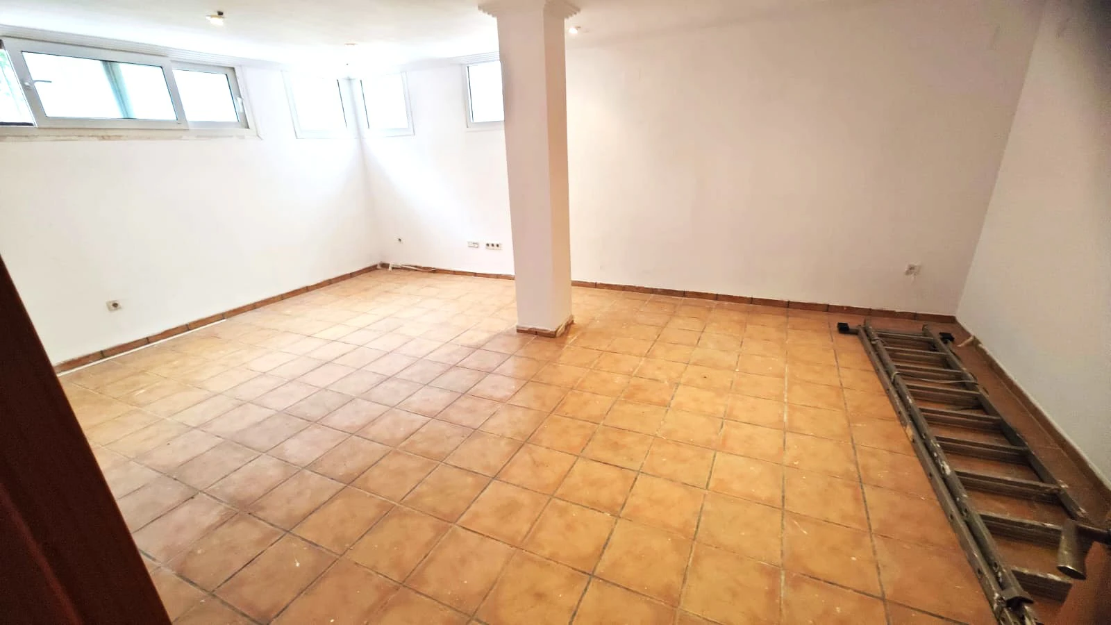 VILLA À 1 KM DU CENTRE DANS UN QUARTIER RÉSIDENTIEL