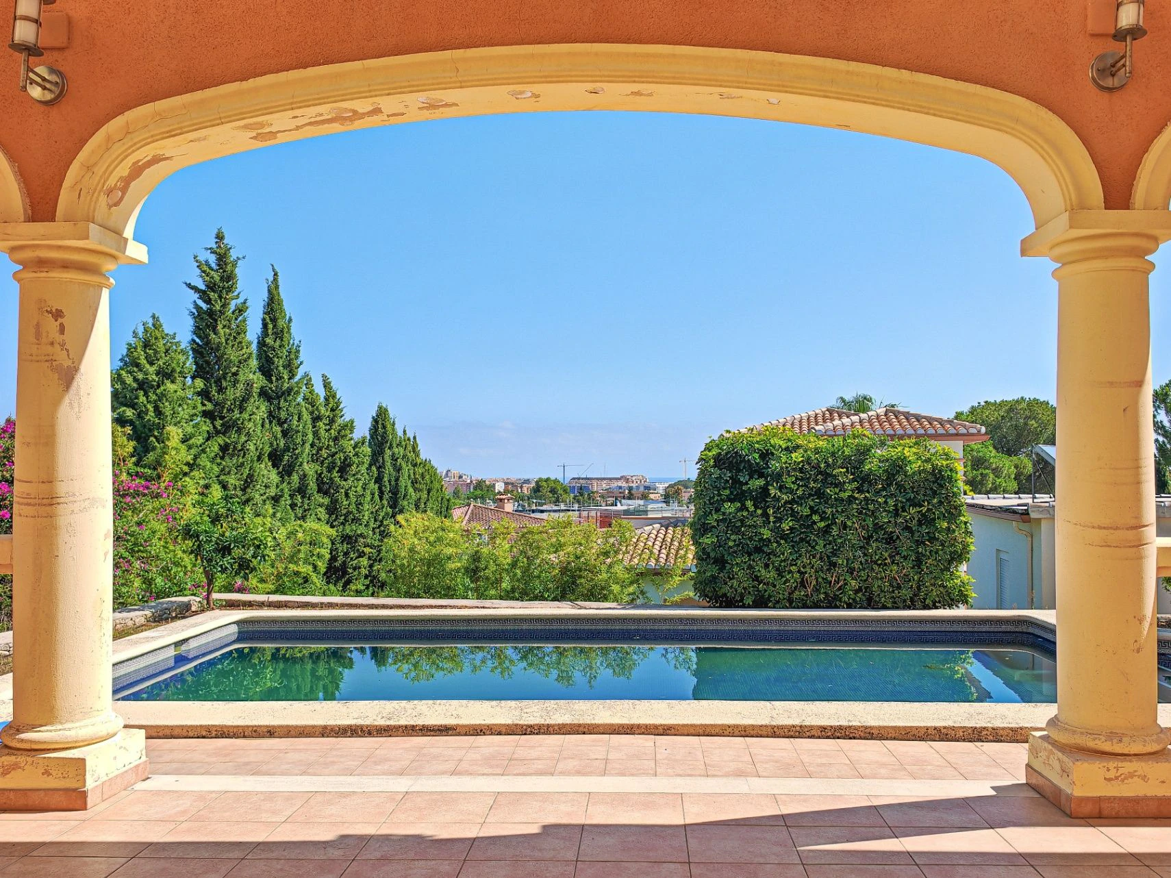 FIC072106 - Gran chalet/villa en venta  muy   amplia  con piscina privada  en Denia