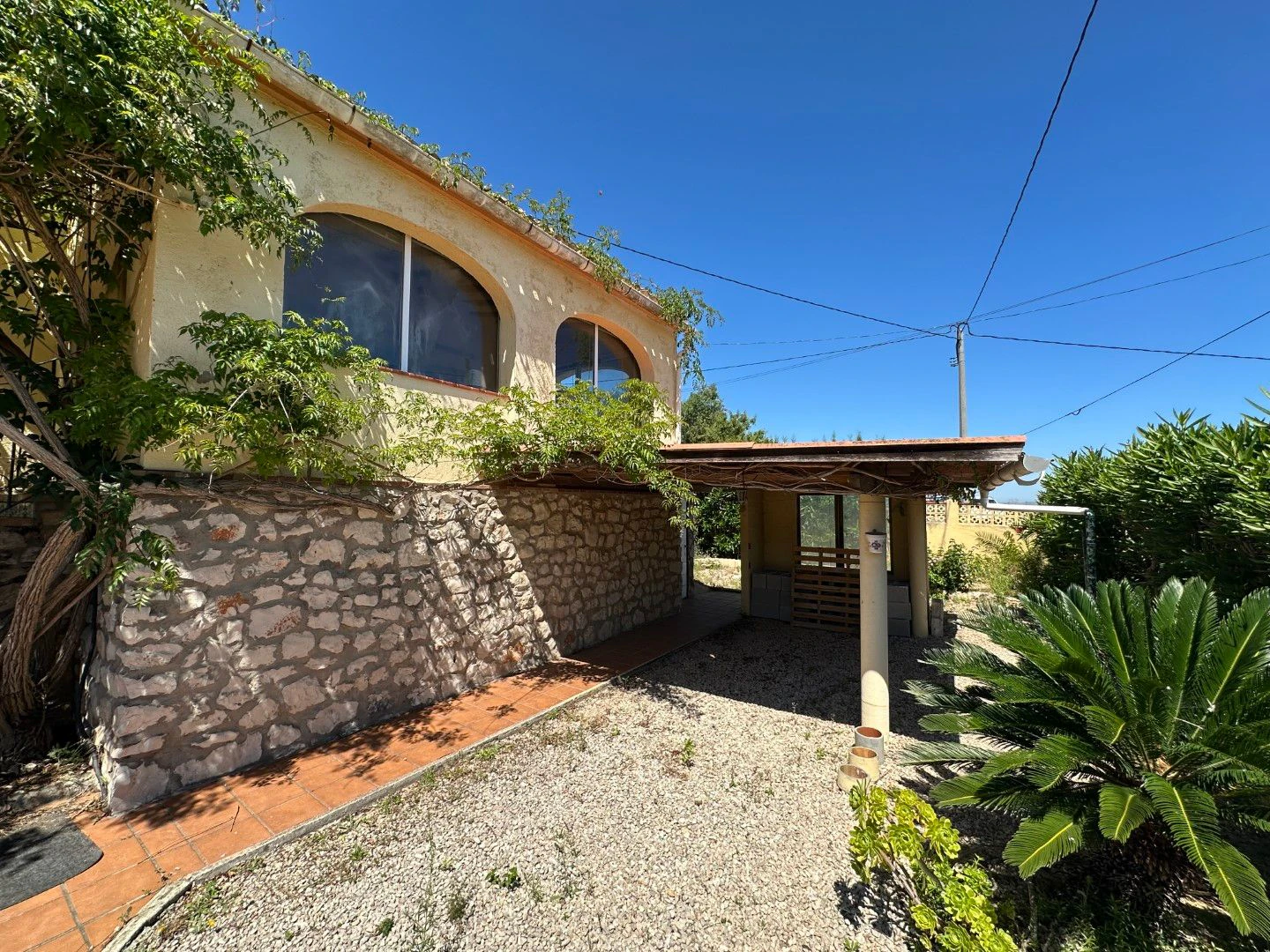 V02 - Chalet en La Xara de 3 dormitorios con garaje y parcela privada con vistas parciales al mar.