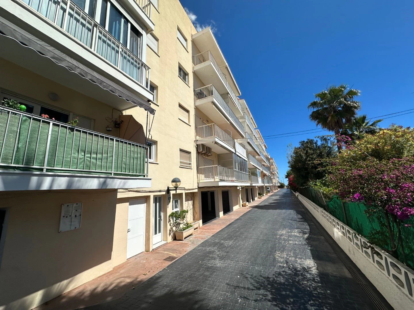 A004 - Apartamento en primera linea de playa con vistas al mar en Denia