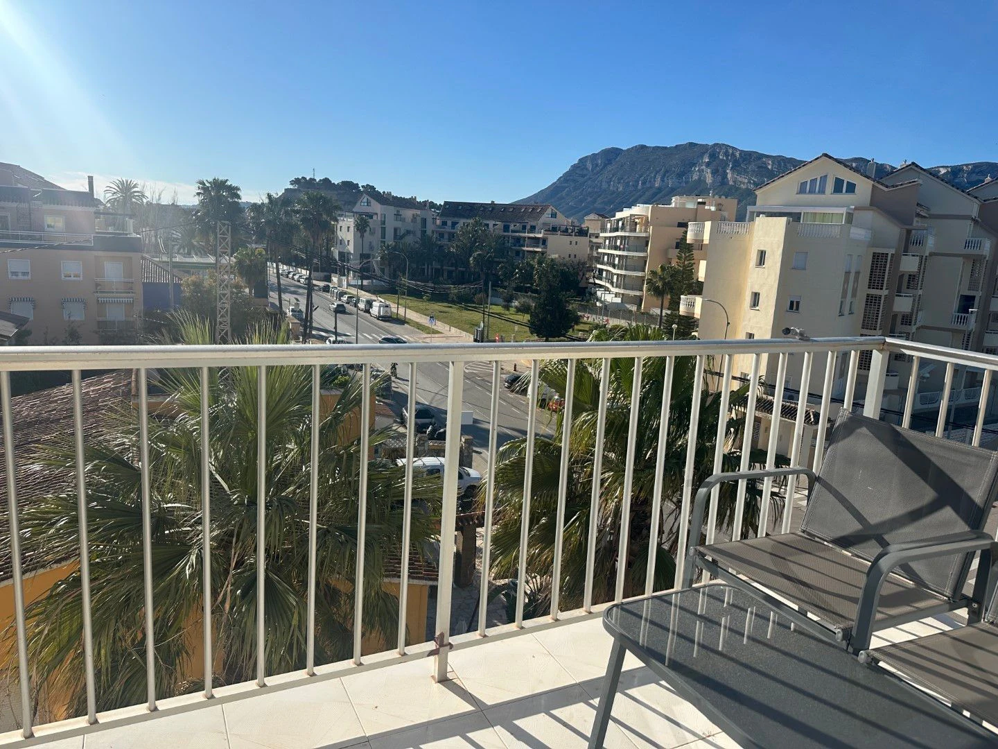 A004 - Apartamento en primera linea de playa con vistas al mar en Denia