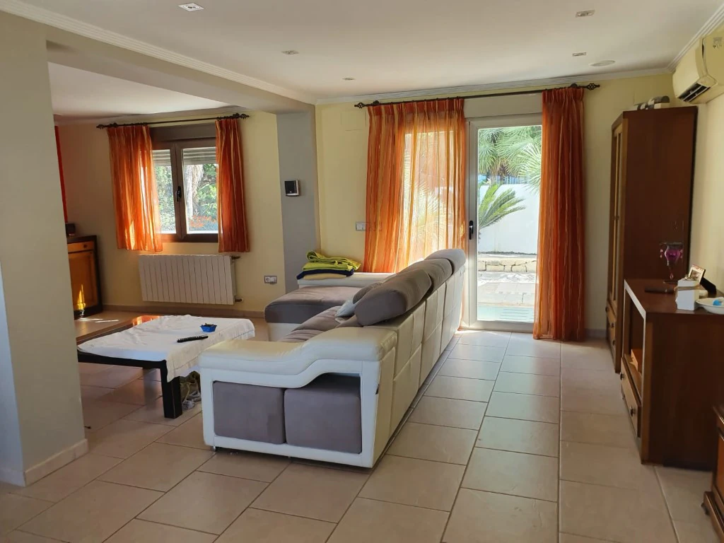 VP22 - Chalet renovado en Denia en venta con vistas al Mar