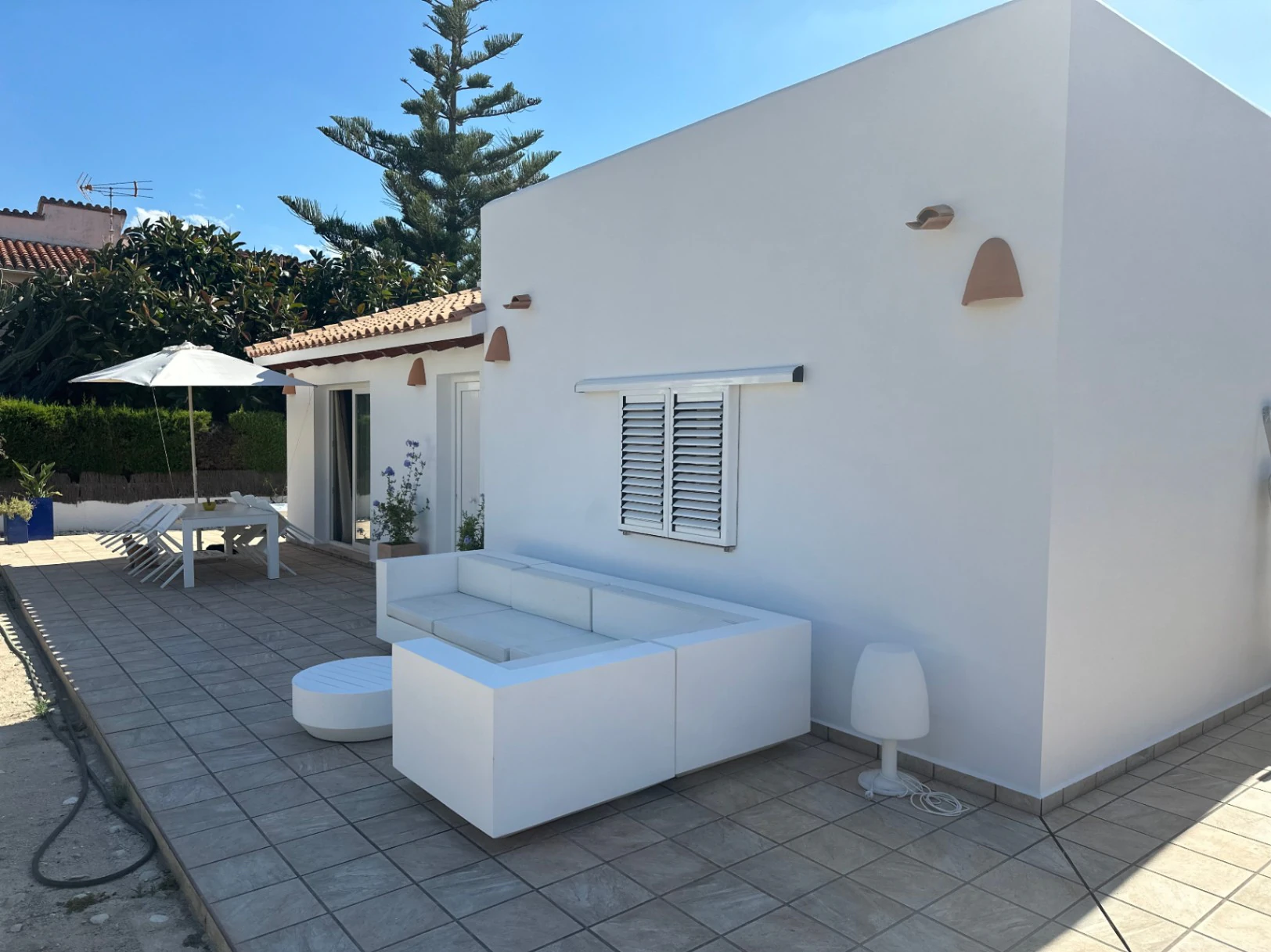 VP11 - Chalet renovado en primera linea de la playa en Denia