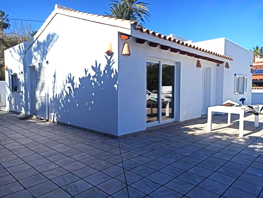 VP11 - Chalet renovado en primera linea de la playa en Denia