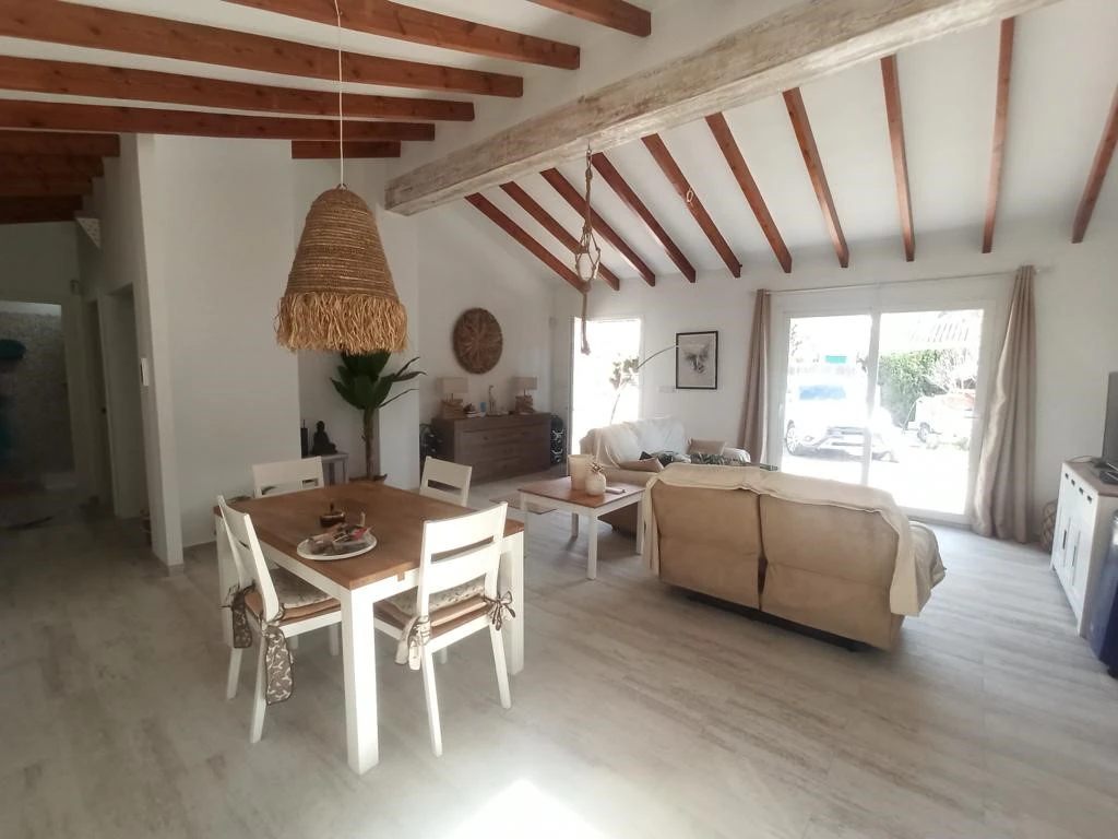 VP11 - Chalet renovado en primera linea de la playa en Denia