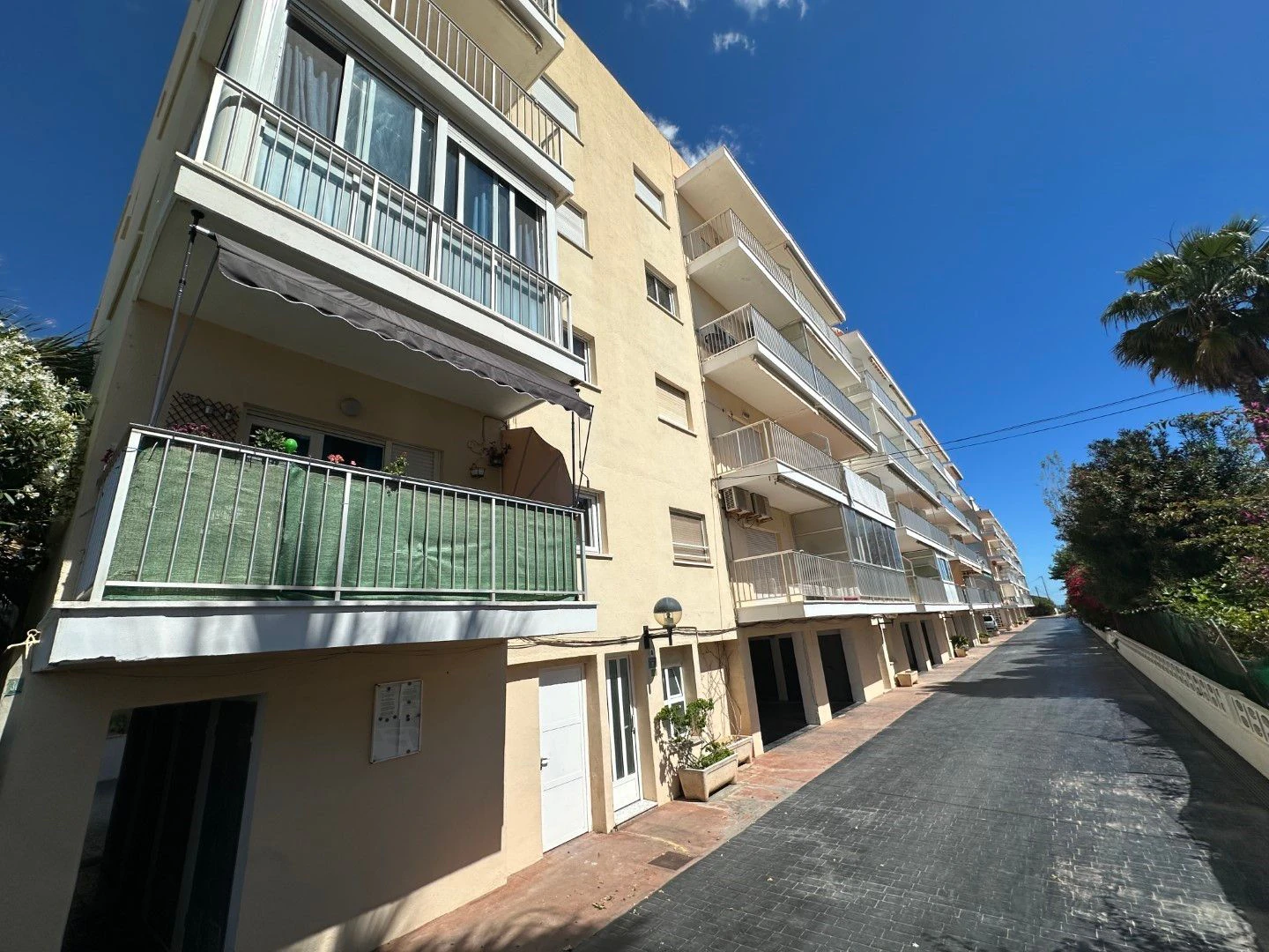 A004 - Apartamento en primera linea de playa con vistas al mar en Denia