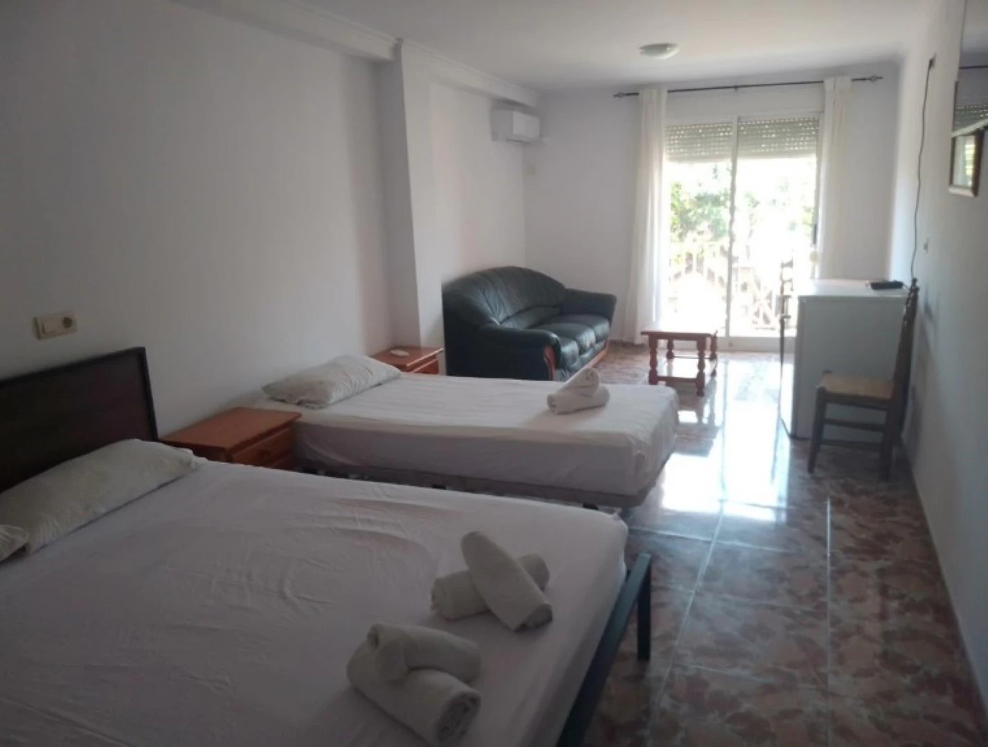 L07 - Edificio y negocio de hostal en venta en Denia, alicante.