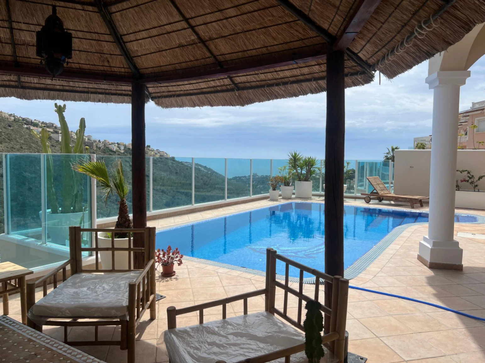 Villa en venta con 4 dormitorios, piscina privada y aire acondicionado.