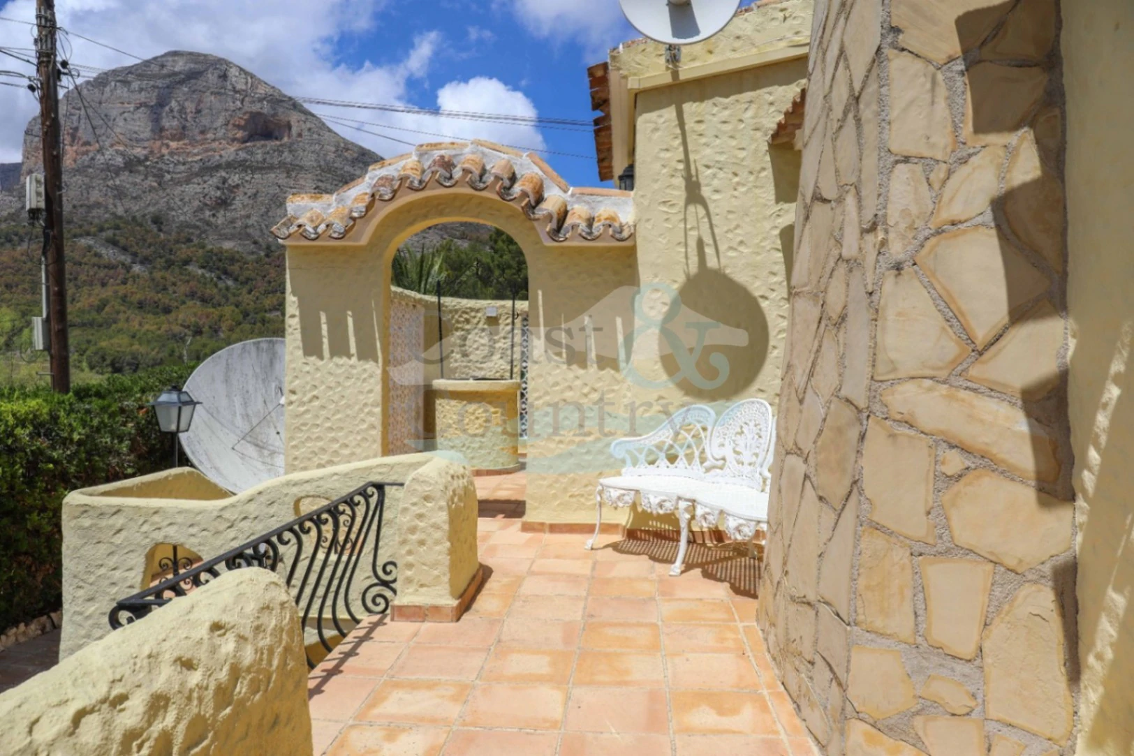 Prachtige villa op Montgo: weids uitzicht en tijdloze elegantie