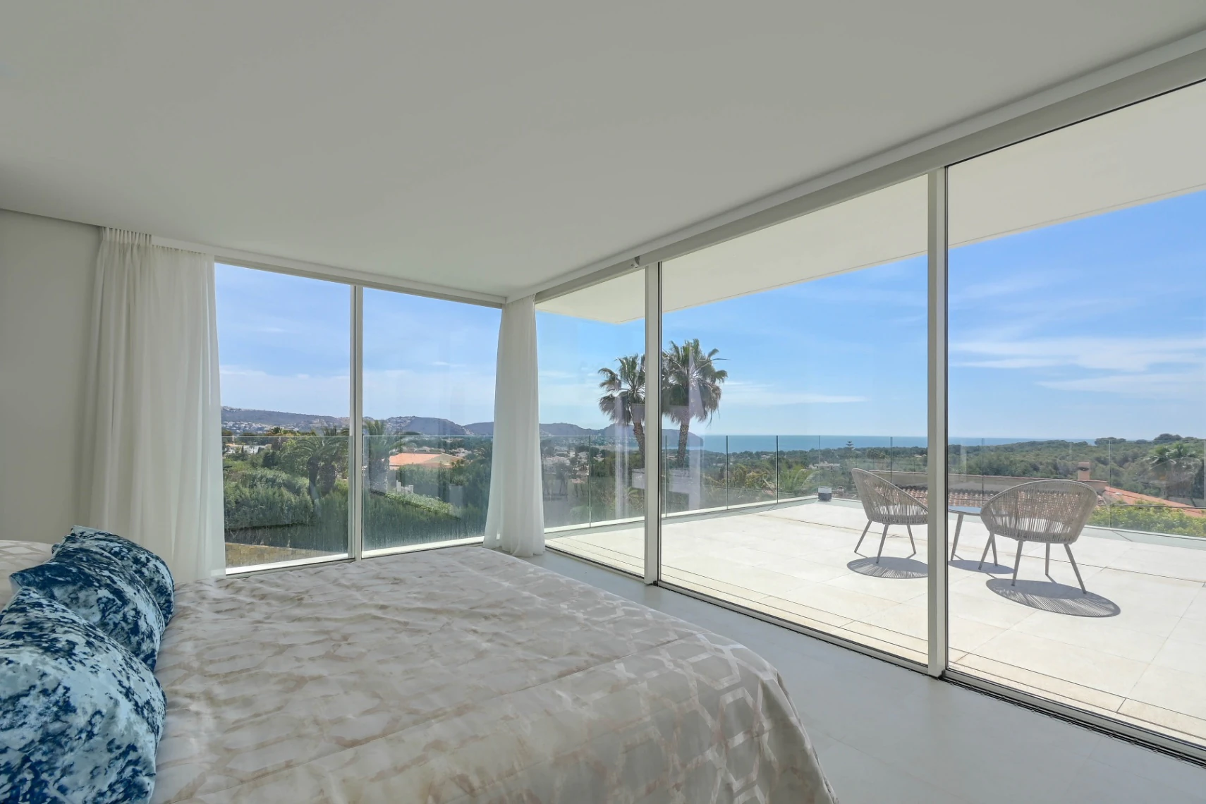 Lyxig modern villa med havsutsikt i Moraira