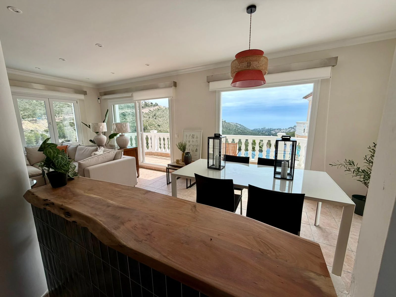 Villa en venta con 4 dormitorios, piscina privada y aire acondicionado.