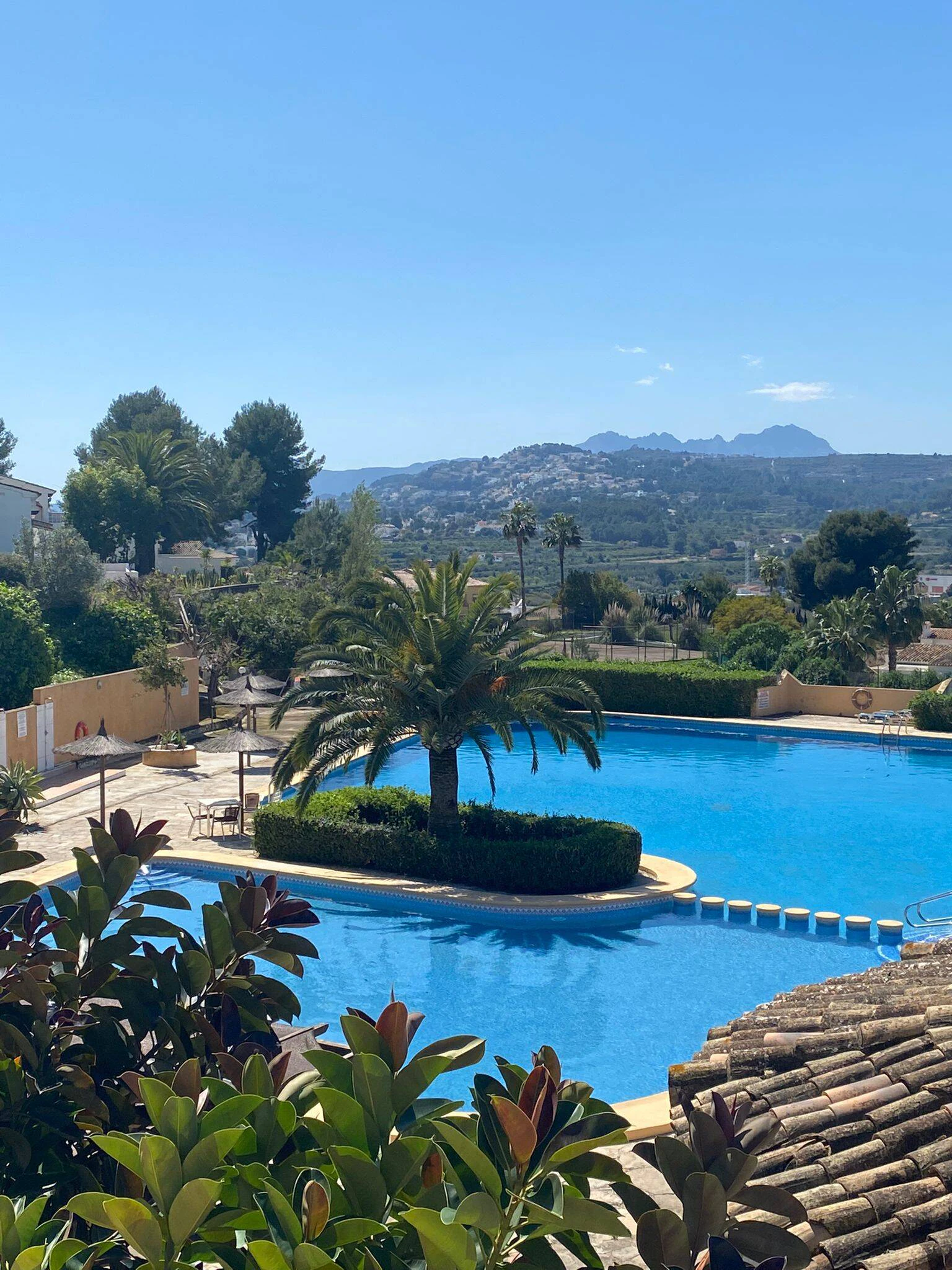 HALFVRIJSTAAND HUIS IN MORAIRA