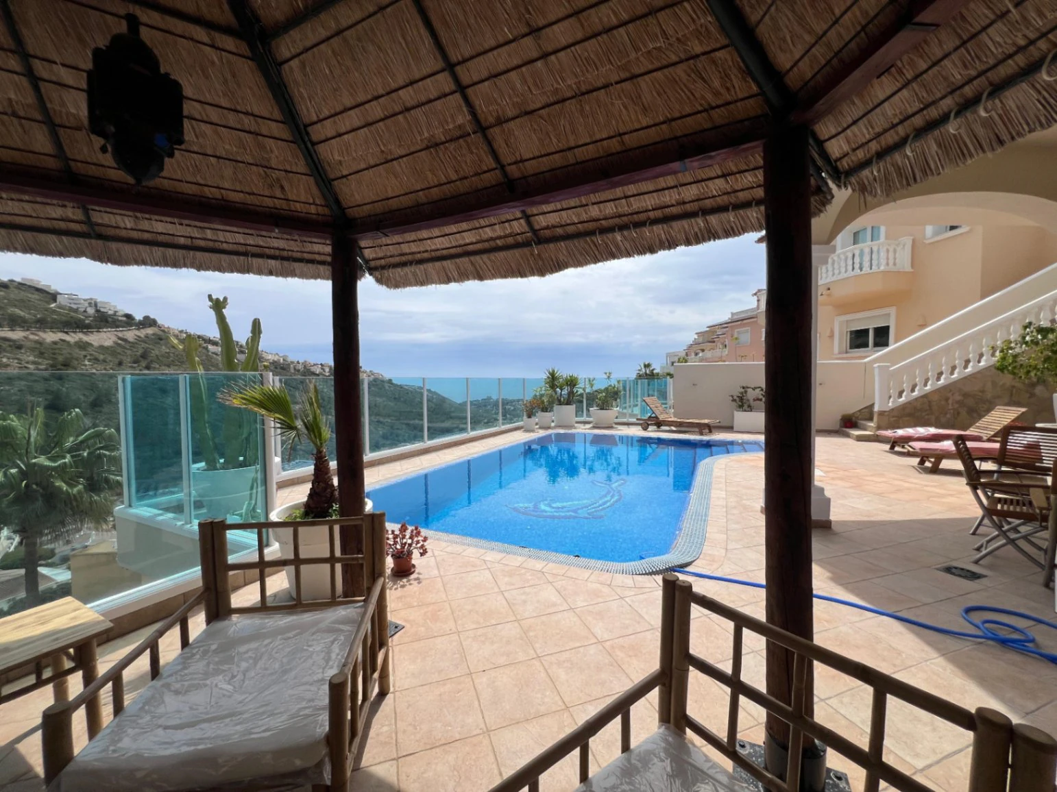Villa en venta con 4 dormitorios, piscina privada y aire acondicionado.