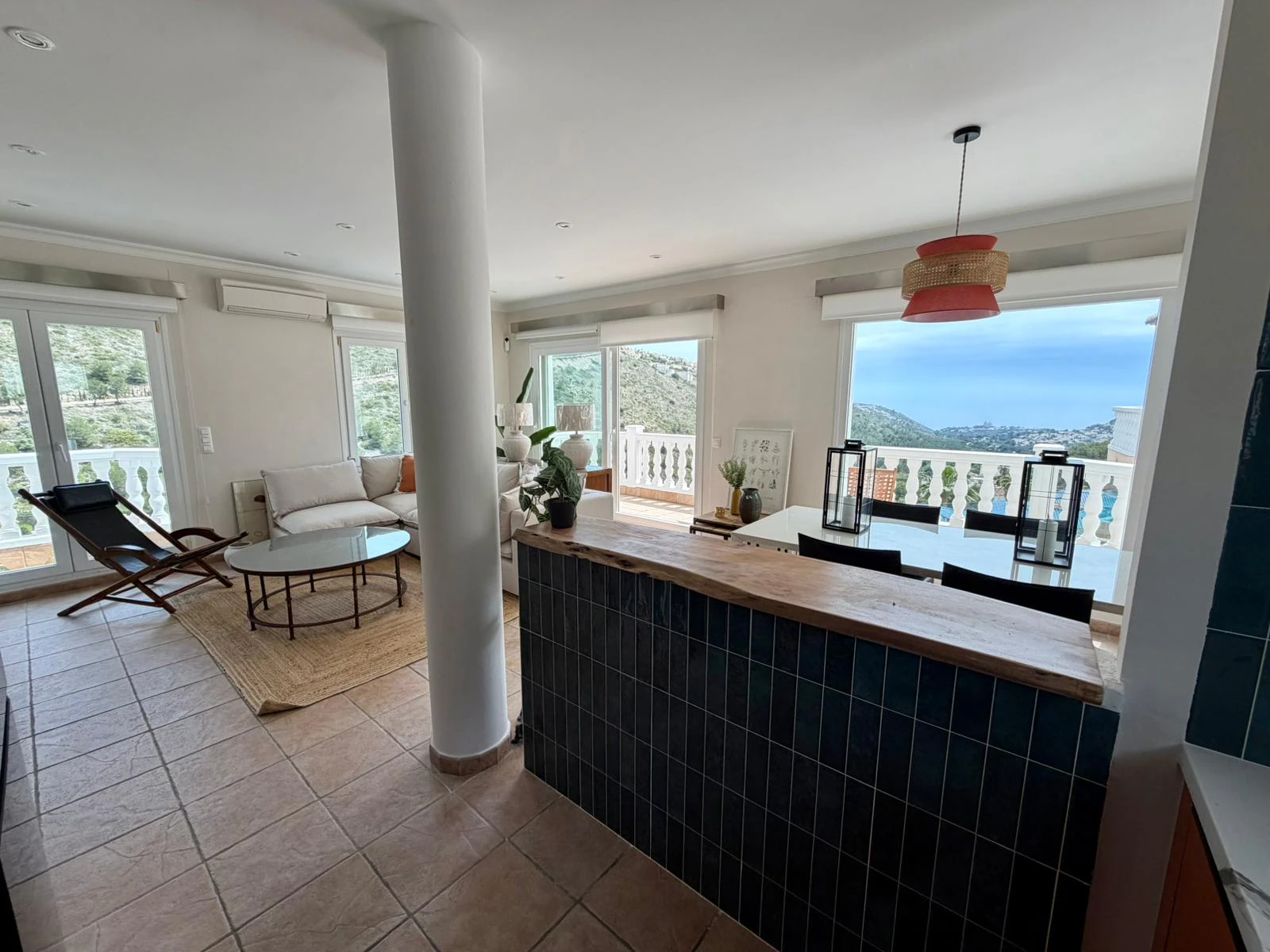 Villa en venta con 4 dormitorios, piscina privada y aire acondicionado.
