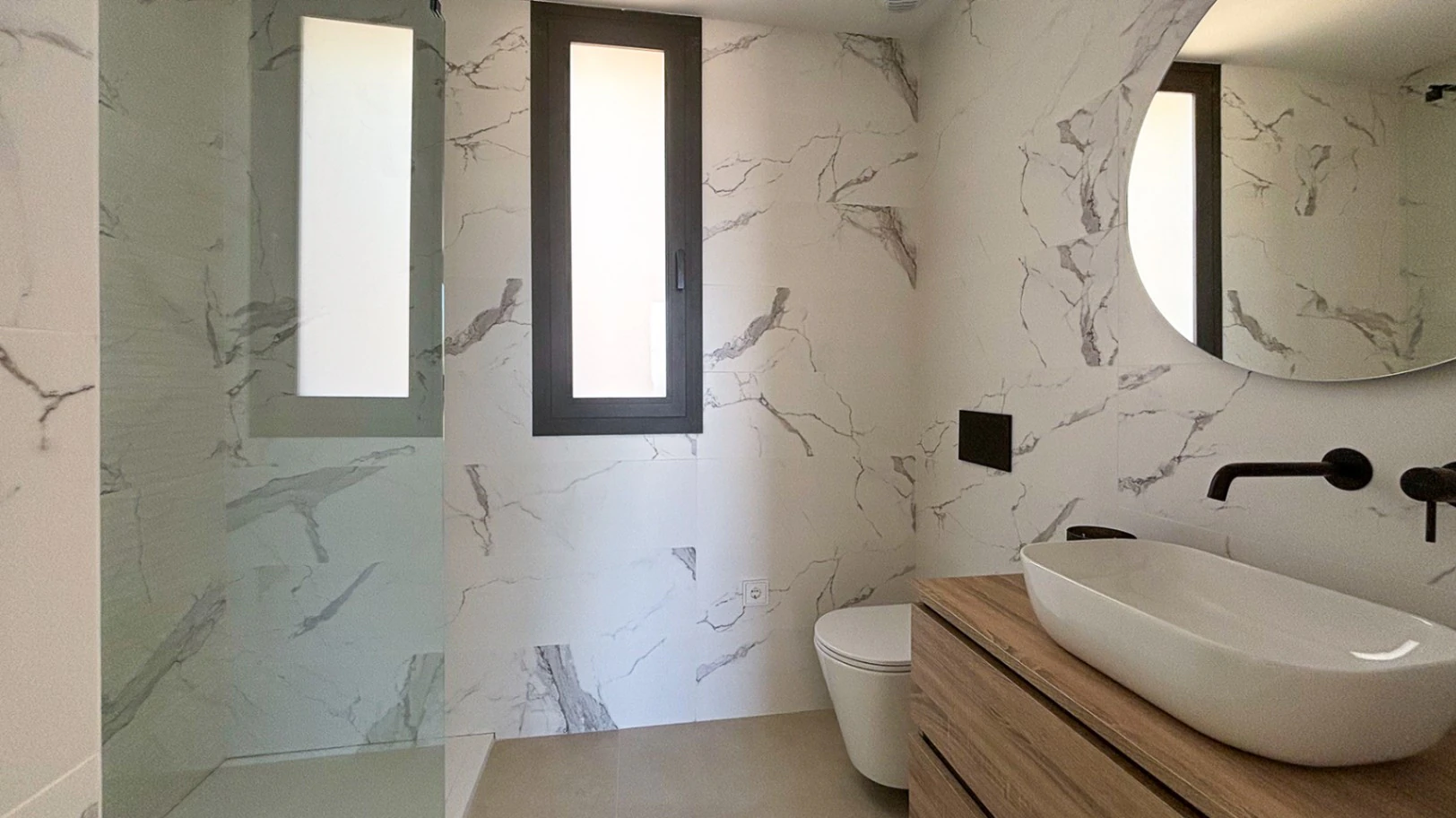 Moderna hem: privata trädgårdar och pool/jacuzzi.