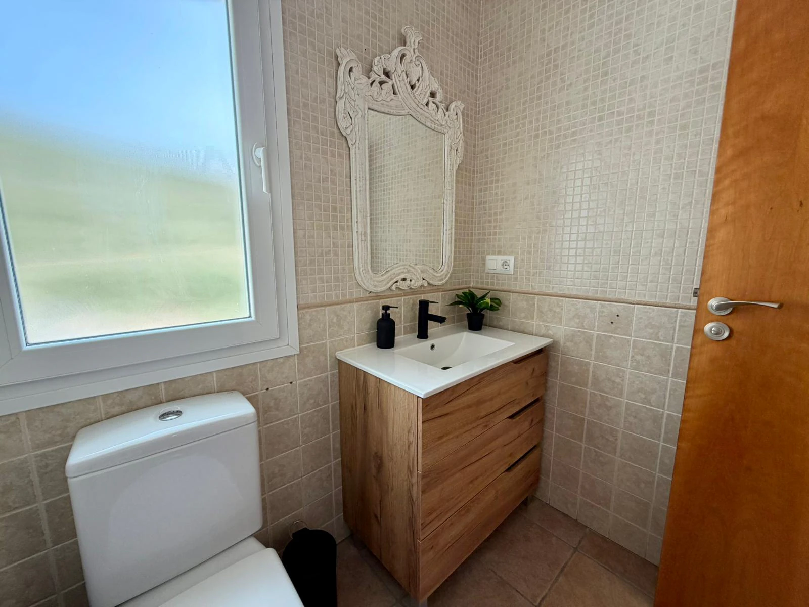 Villa en venta con 4 dormitorios, piscina privada y aire acondicionado.